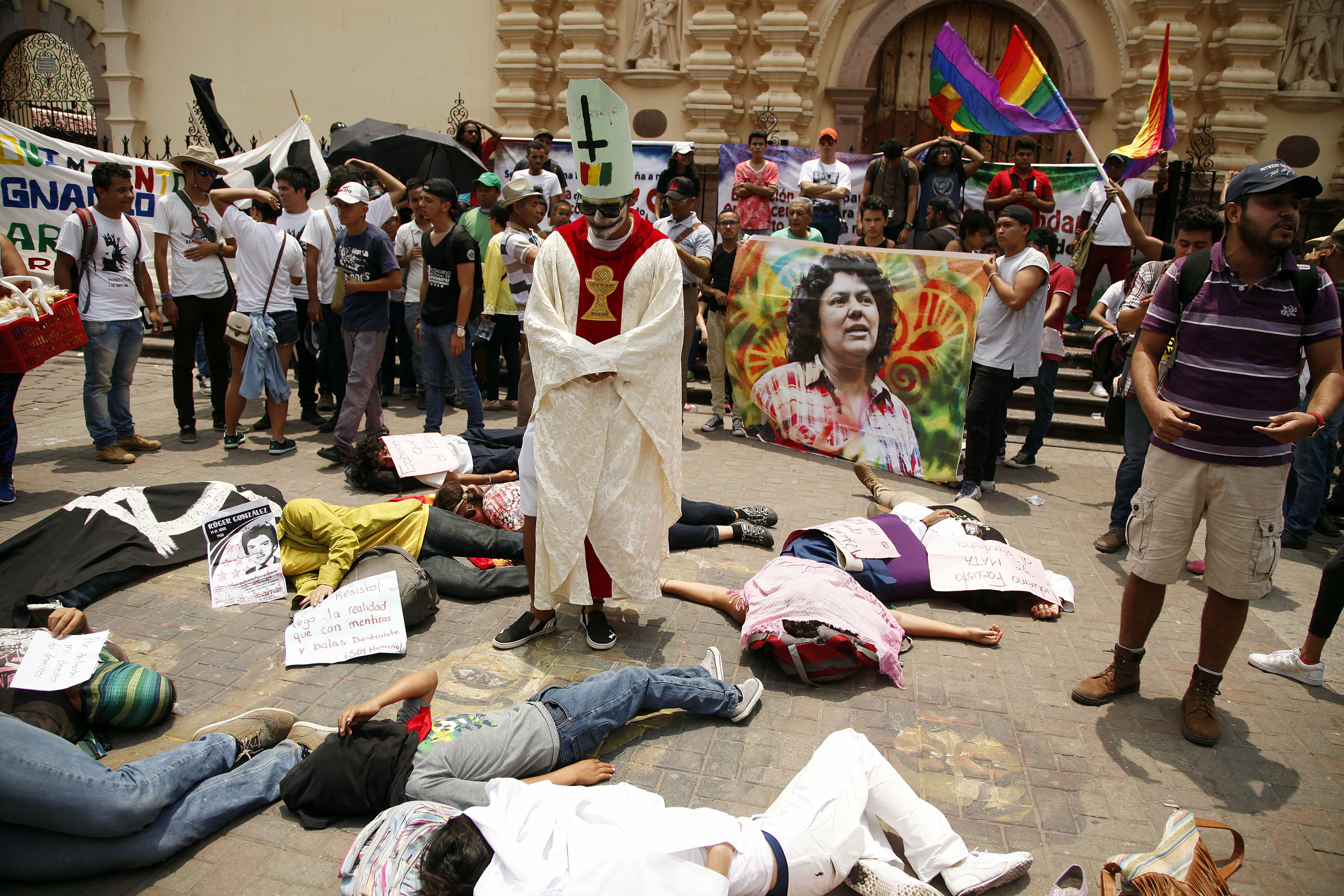 University students protest in front of the Tegucigalpa Cathedral to demand justice for the murder of Berta Cáceres, 1 May 2017, AP Photo/Fernando Antonio