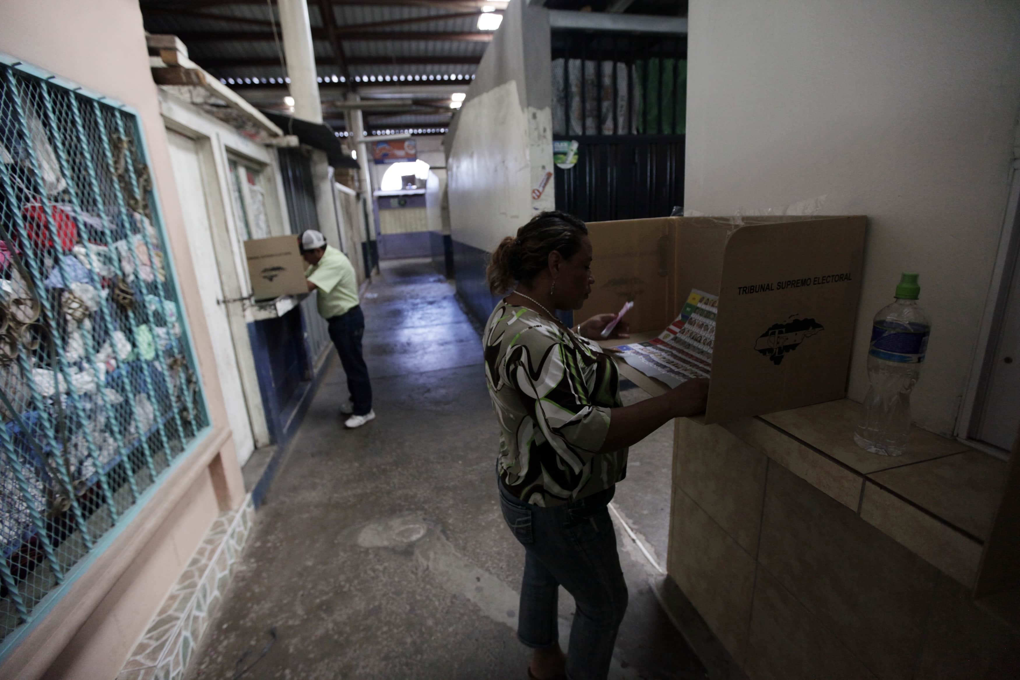 People cast their votes at a polling station in Tegucigalpa November 24, 2013, REUTERS/Jorge Cabrera
