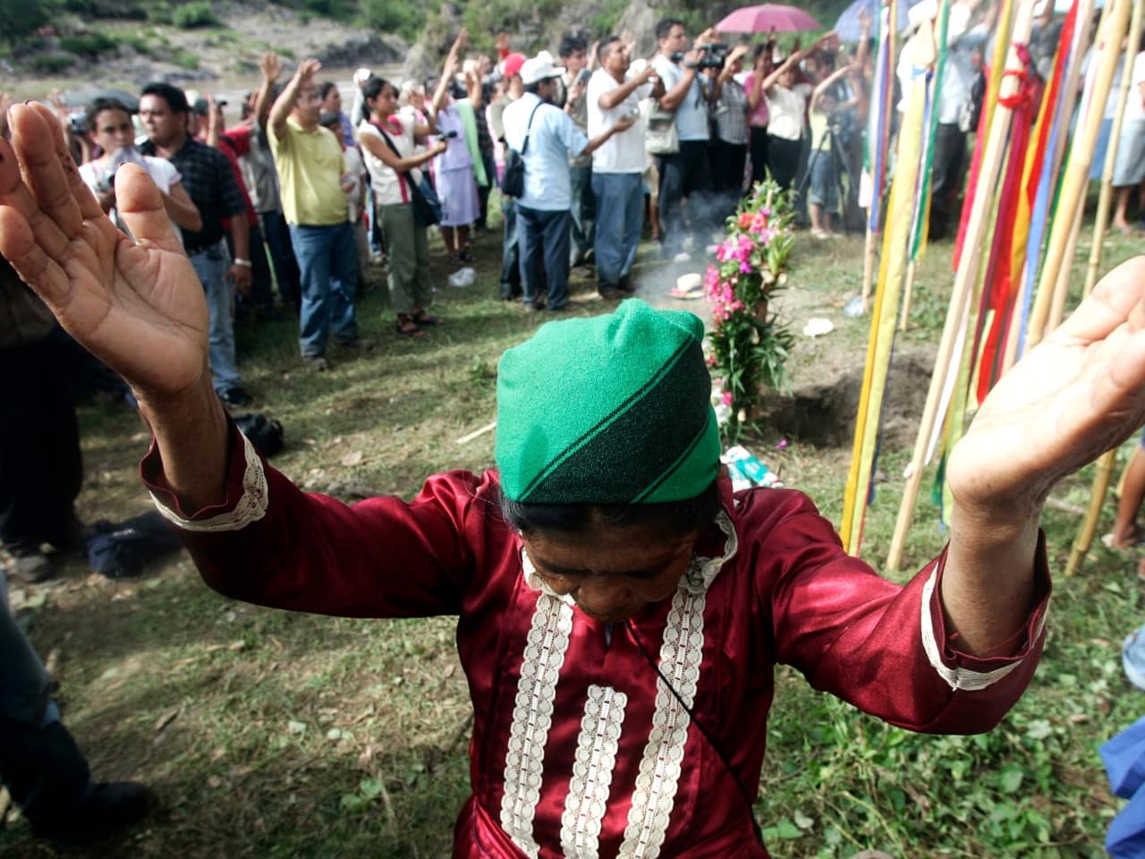 In this 21 October 2006 file photo, a Honduran indigenous woman prays at a ritual for the earth and water during a rally against the planned construction of the El Tigre reservoir, 300 km north of Tegucigalpa, AP Photo/Edgard Garrido