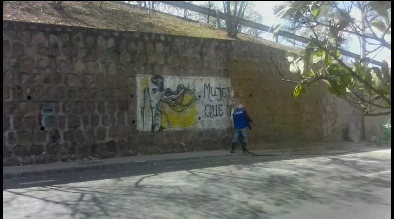 Tegucigalpa municipal personnel remove a mural created by the Tegucigalpa Poetic Action group, Facebook/Acción Poética - Tegucigalpa Honduras/Cesario Padilla