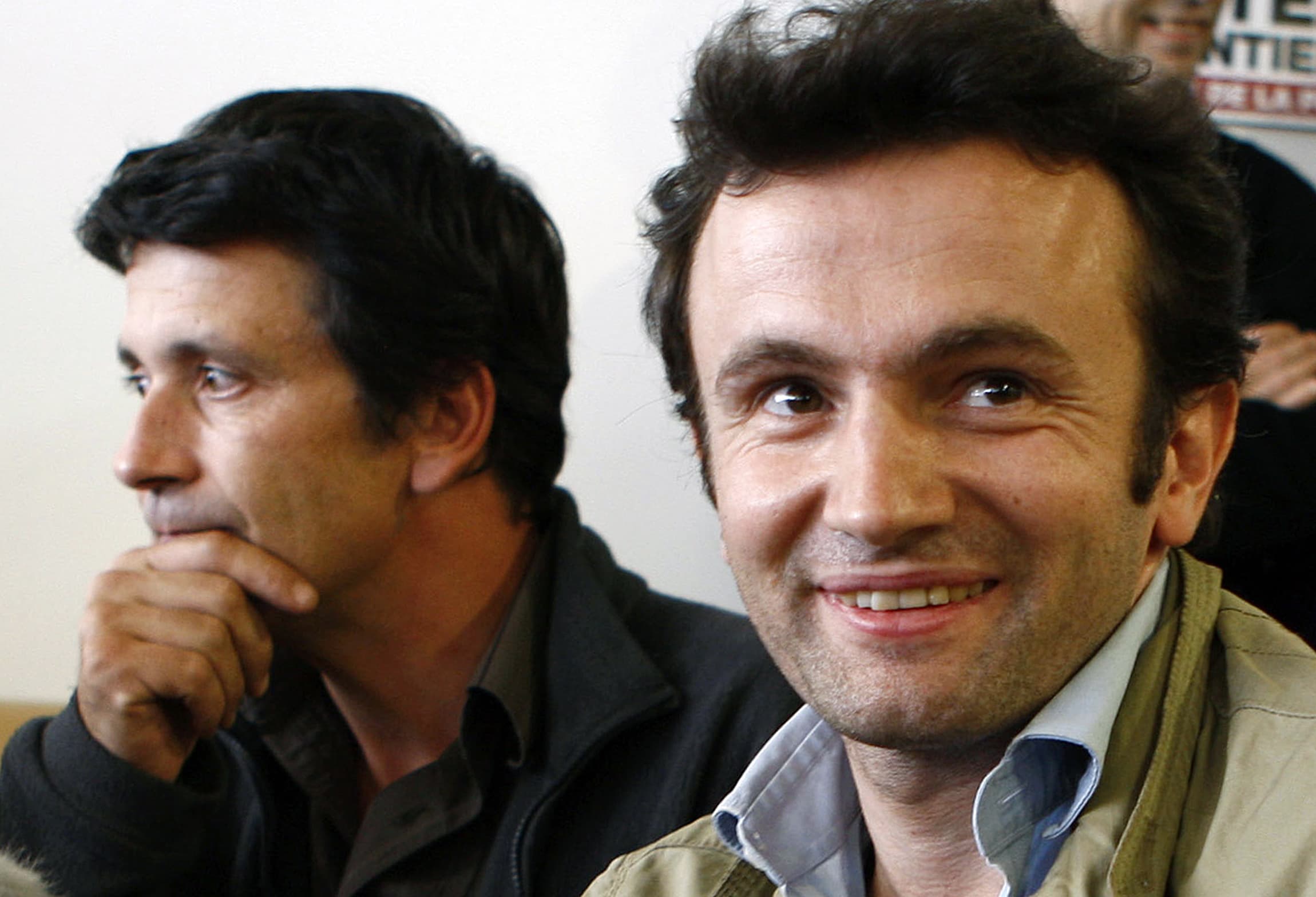 French journalist Thomas Dandois (R) is pictured during a January 2008 news conference in Paris, after returning from Niger where he and his colleague Pierre Creisson (L) had been detained, REUTERS/Antoine Gyori