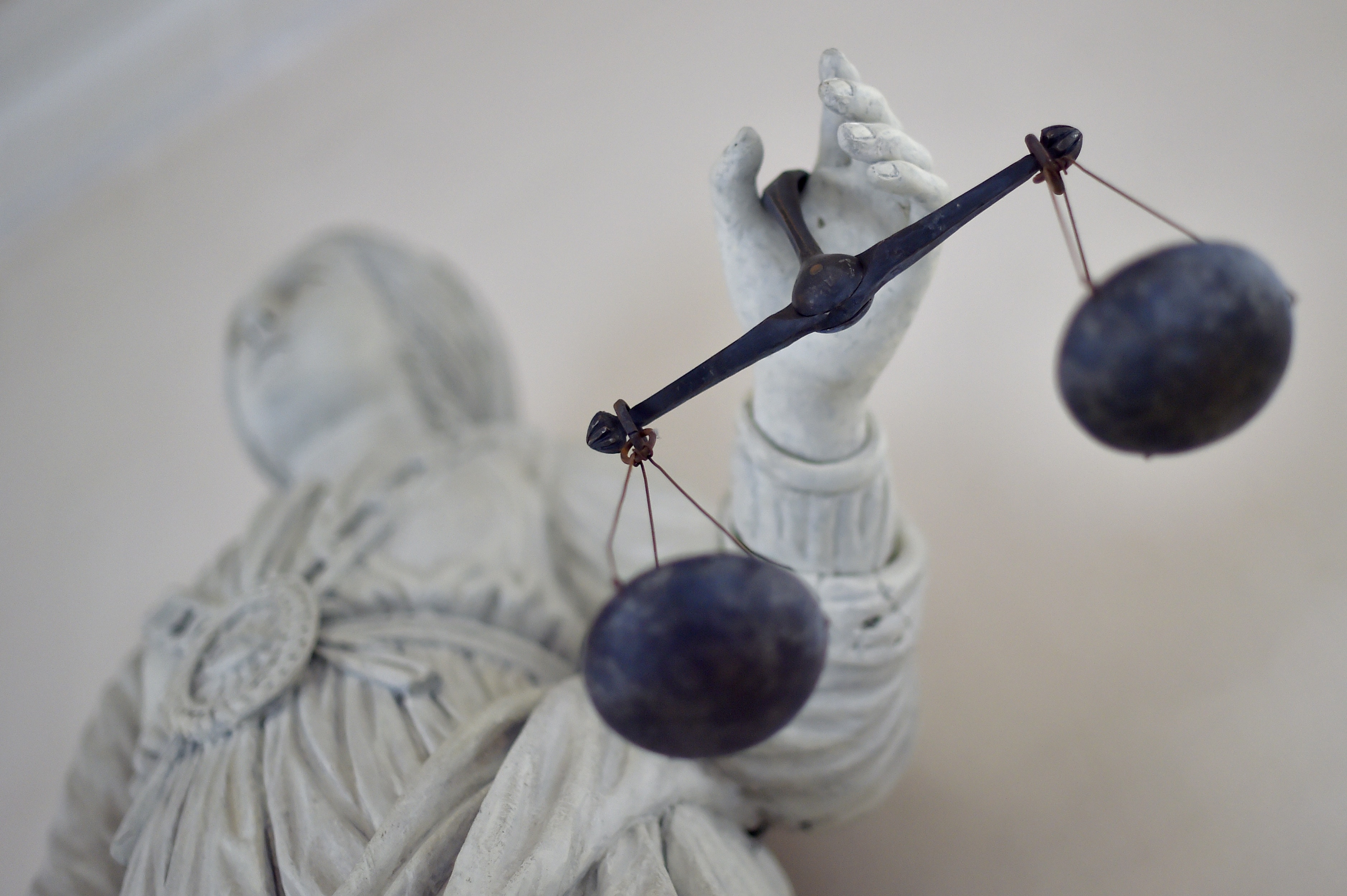 Una estatua de la diosa de la justicia que sostiene una balanza fuera de un palacio de justicia en Rennes, Francia, el 19 de septiembre de 2017, LOIC VENANCE/AFP/Getty Images