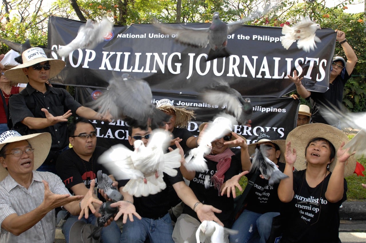 الصحفيون الفلبينيون يطلقون حمامات لترمز إلى حرية الصحافة لمواجهة أعمال القتل التي يتعرض لها الإعلاميون في مانيلا، 23 شباط 2007, JAY DIRECTO/AFP/Getty Images