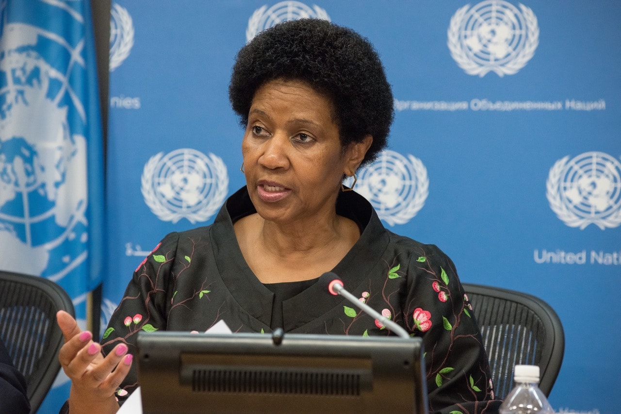 Phumzile Mlambo-Ngcuka, Directora Ejecutiva de ONU Mujeres y Presidenta de la Comisión de la Condición Jurídica y Social de la Mujer, habla con la prensa en la sede de la ONU en Nueva York, el 10 de marzo de 2016, Albin Lohr-Jones/Pacific Press/LightRocket via Getty Images