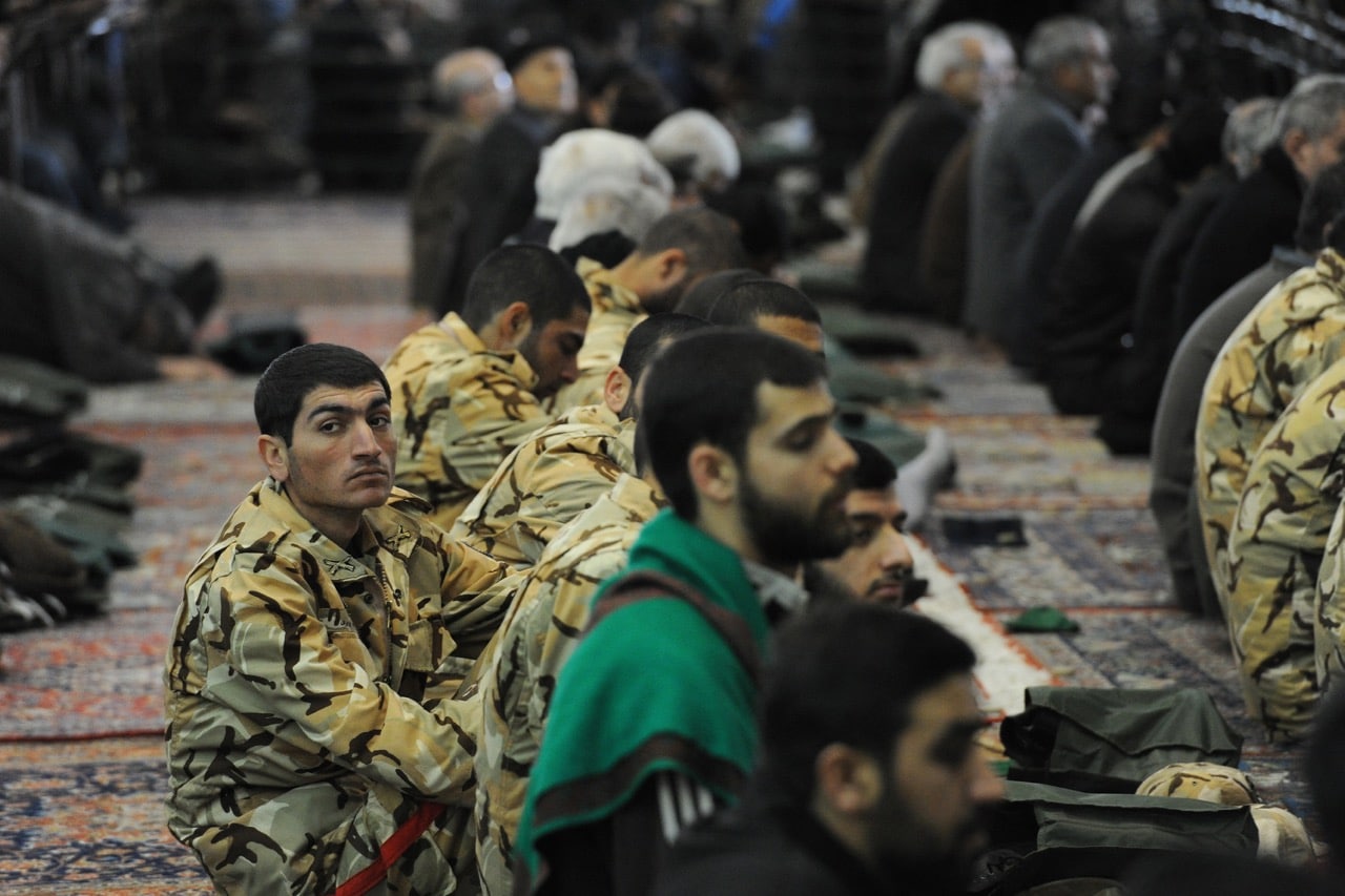 Soldiers and members of the Revolutionary Guard are among thousands of Iranians attending Friday prayers in Tehran, 29 January 2016, Scott Peterson/Getty Images