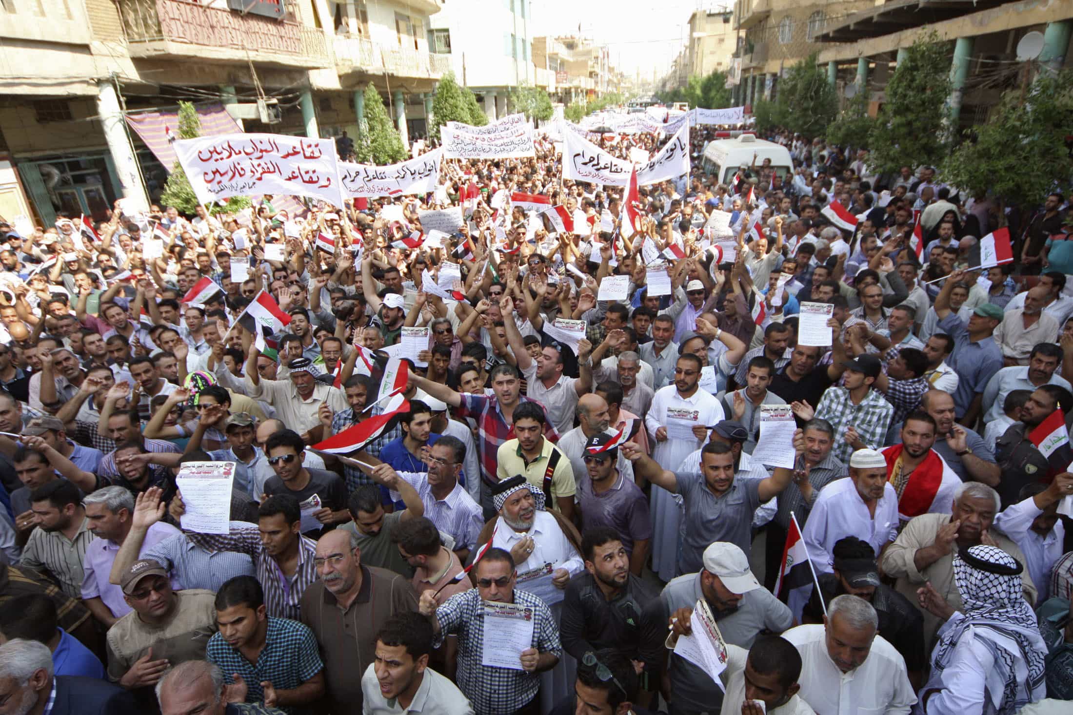 Protesters demand that the pensions of parliamentarians be cancelled during a demonstration in Kerbala, south of Baghdad on 31 August 2013, REUTERS/Mushtaq Muhammed