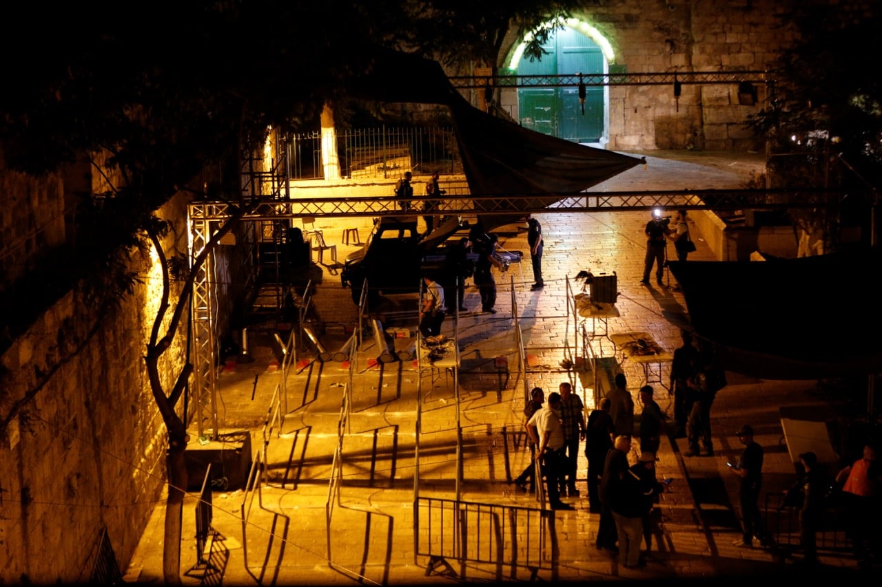 Israeli security forces remove metal detectors which had been installed at the entrances to the Al-Aqsa mosque compound in Jerusalem's Old City, 25 July 2017, REUTERS/Ammar Awad