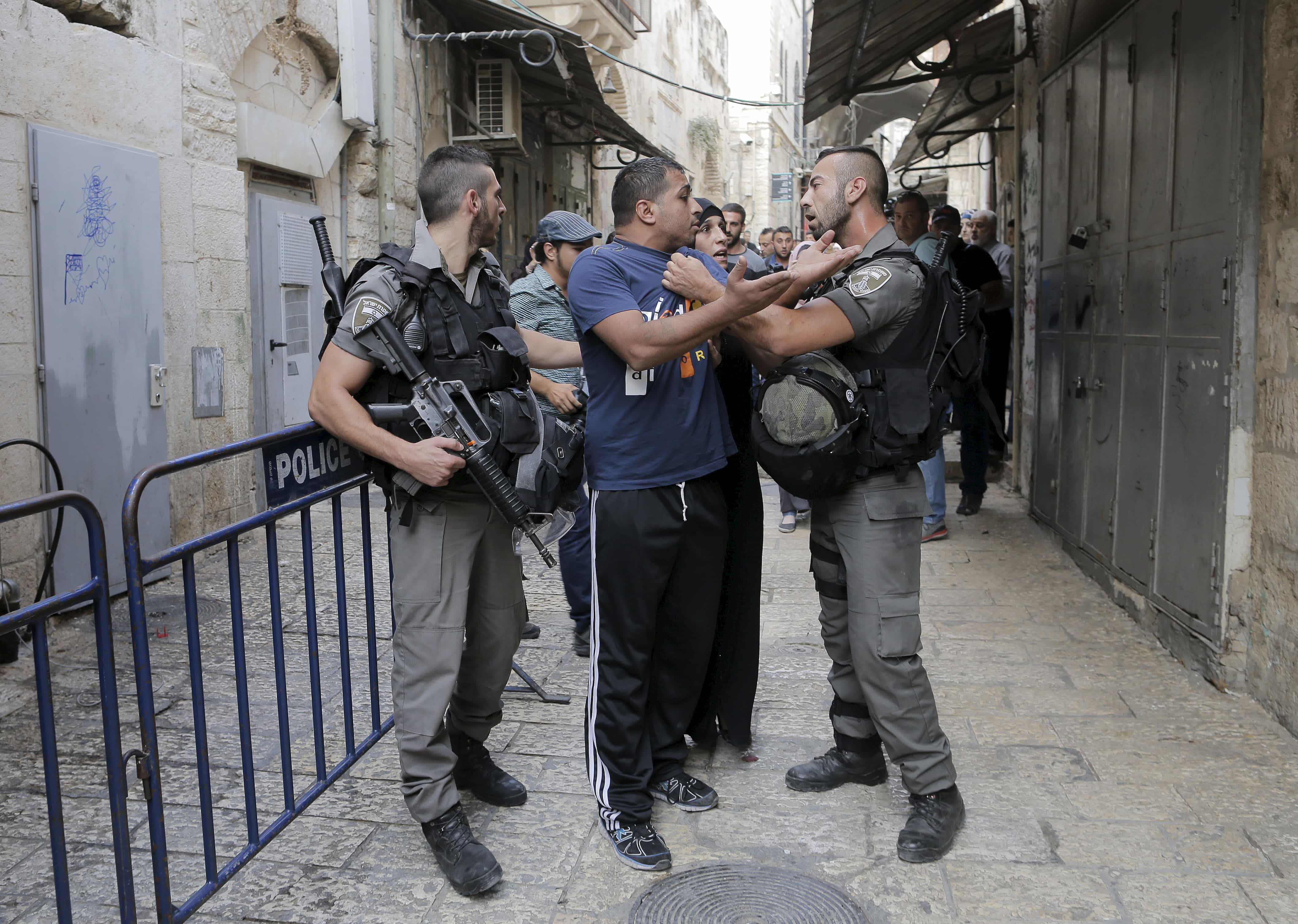 Israeli border police officers detain a Palestinian protester in Jerusalem's Old City, September 14, 2015, REUTERS/Ammar Awad