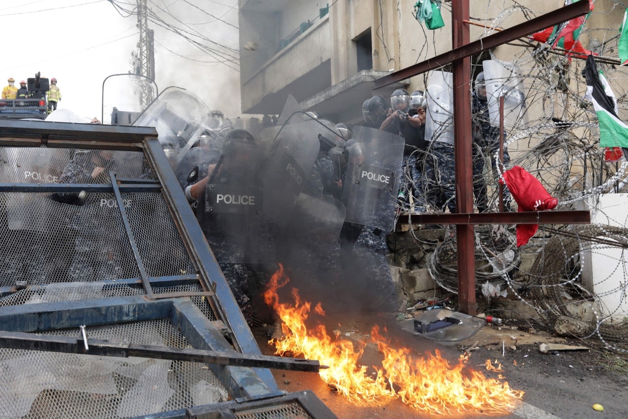 Lebanese security forces fire rubber bullets at protestors and journalists during a demonstration outside the US embassy in Awkar, 10 December 2017, ANWAR AMRO/AFP/Getty Images