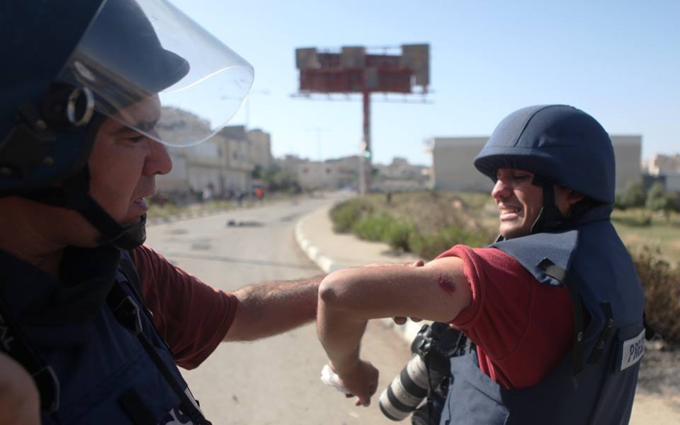 Israeli forces shot Issam Al-Rimawi with a rubber bullet in his left arm while he was covering clashes in front of Ofer prison, Palestinian Centre for Development and Media Freedoms