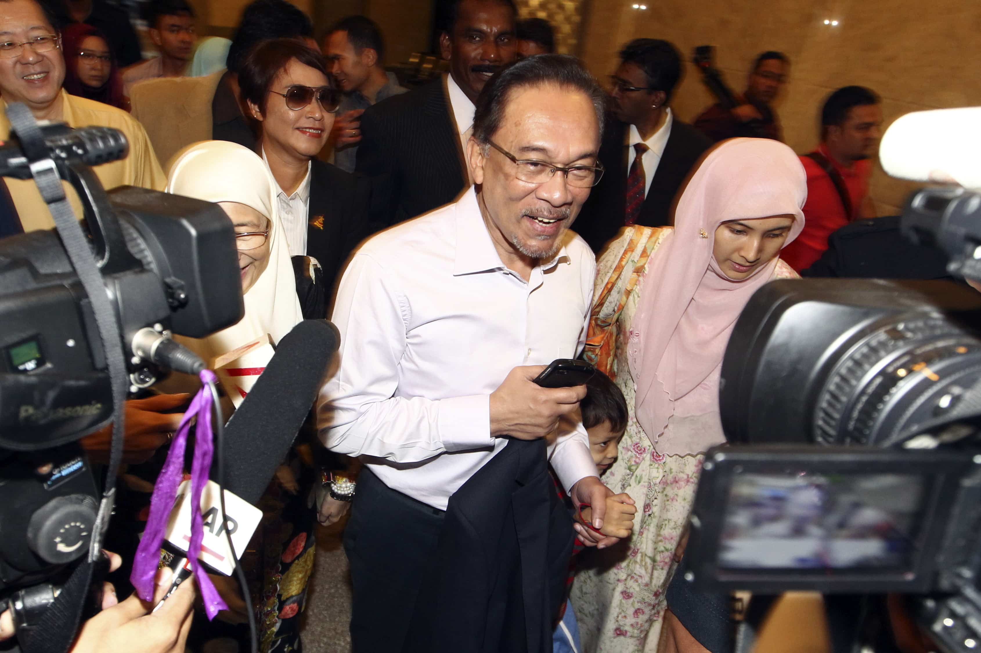 Malaysian opposition leader Anwar Ibrahim, center, arrives at the court house in Putrajaya, Malaysia, 10 February 2015, AP photo
