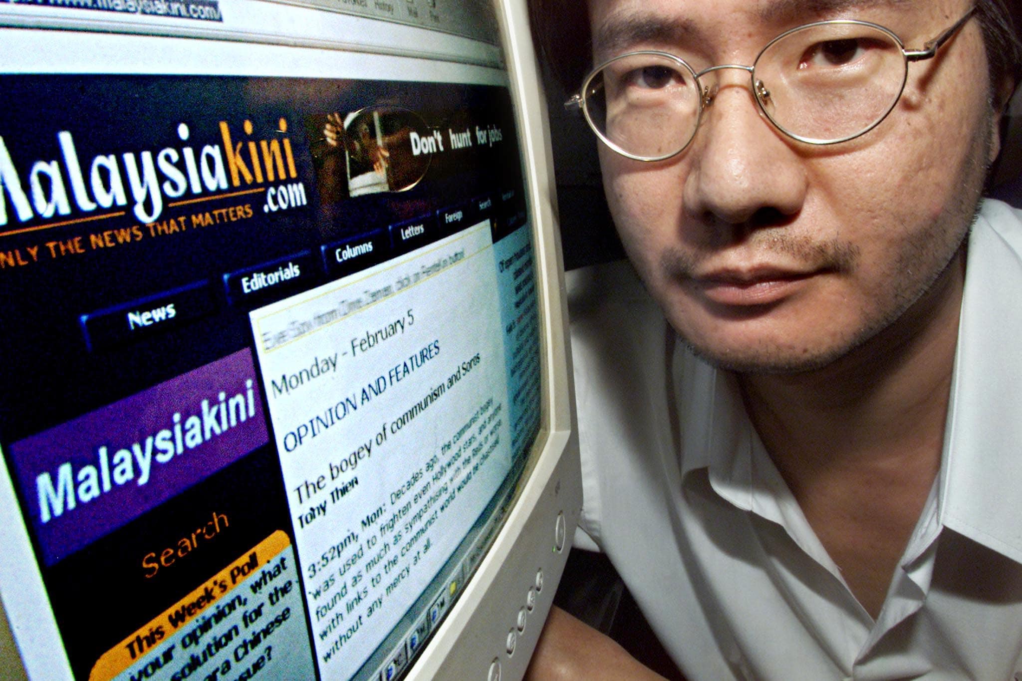Steven Gan, editor of Malaysiakini.com, at his office in Kuala Lumpur, 5 February 2001, REUTERS