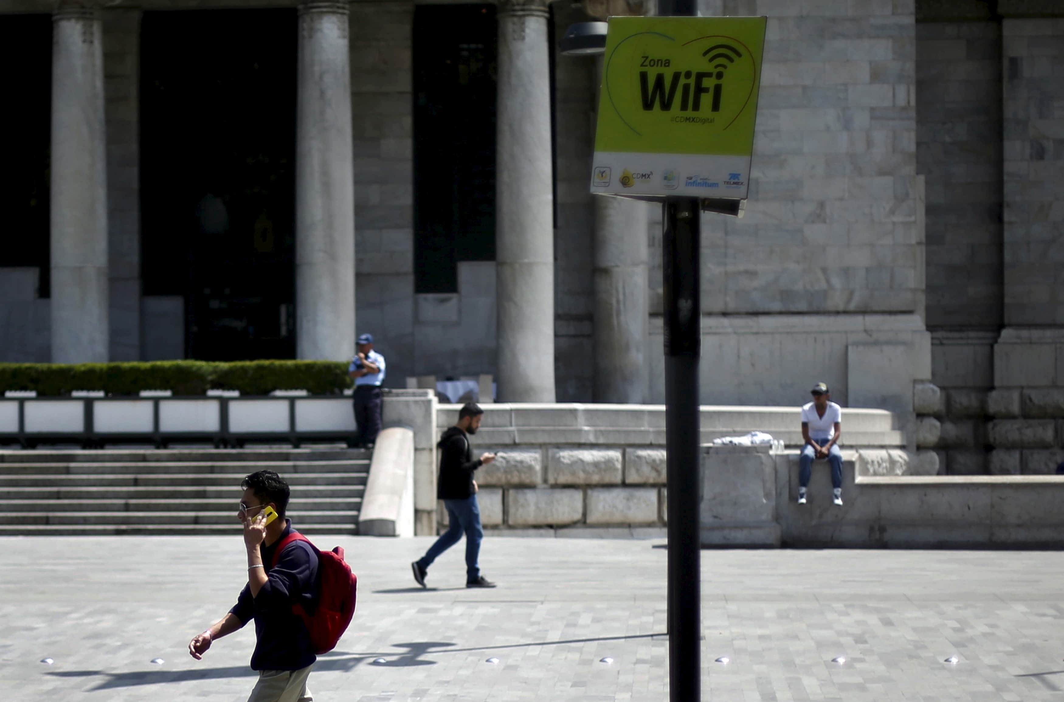 People use their cell phones in a Mexico City wifi zone, REUTERS/Edgard Garrido