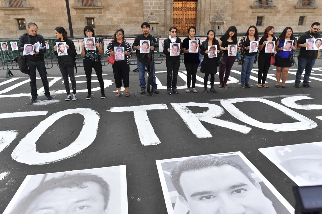 Periodistas mexicanos manifiestan frente al Palacio Nacional durante una protesta contra la muerte o desaparición de más de 140 sus compañeros desde el 2000, en Ciudad de México, el 1 de junio de 2018, YURI CORTEZ/AFP/Getty Images