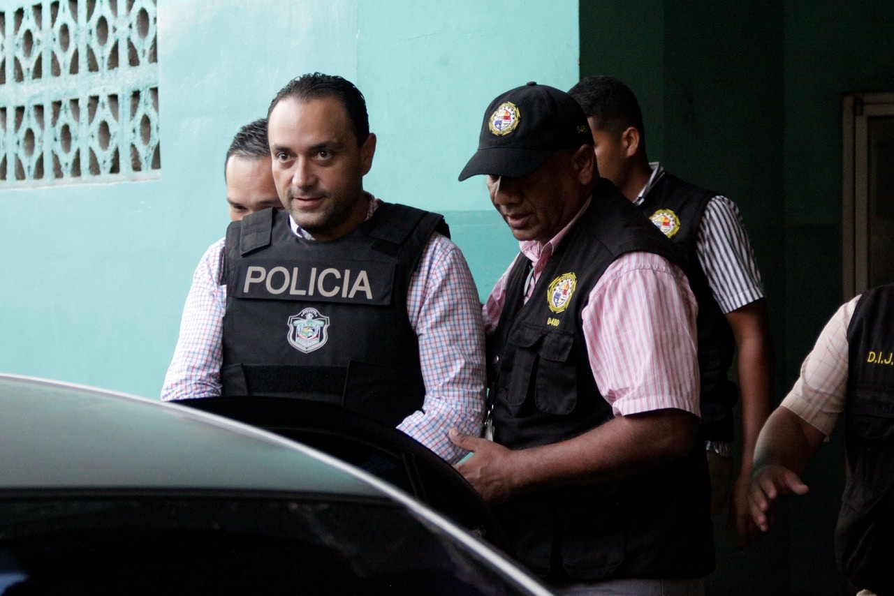 Former governor of Mexico's Quintana Roo state Roberto Borge (C) is escorted by policemen while leaving a court of appeals in Panama City, Panama, 6 June 2017, REUTERS/Carlos Lemo