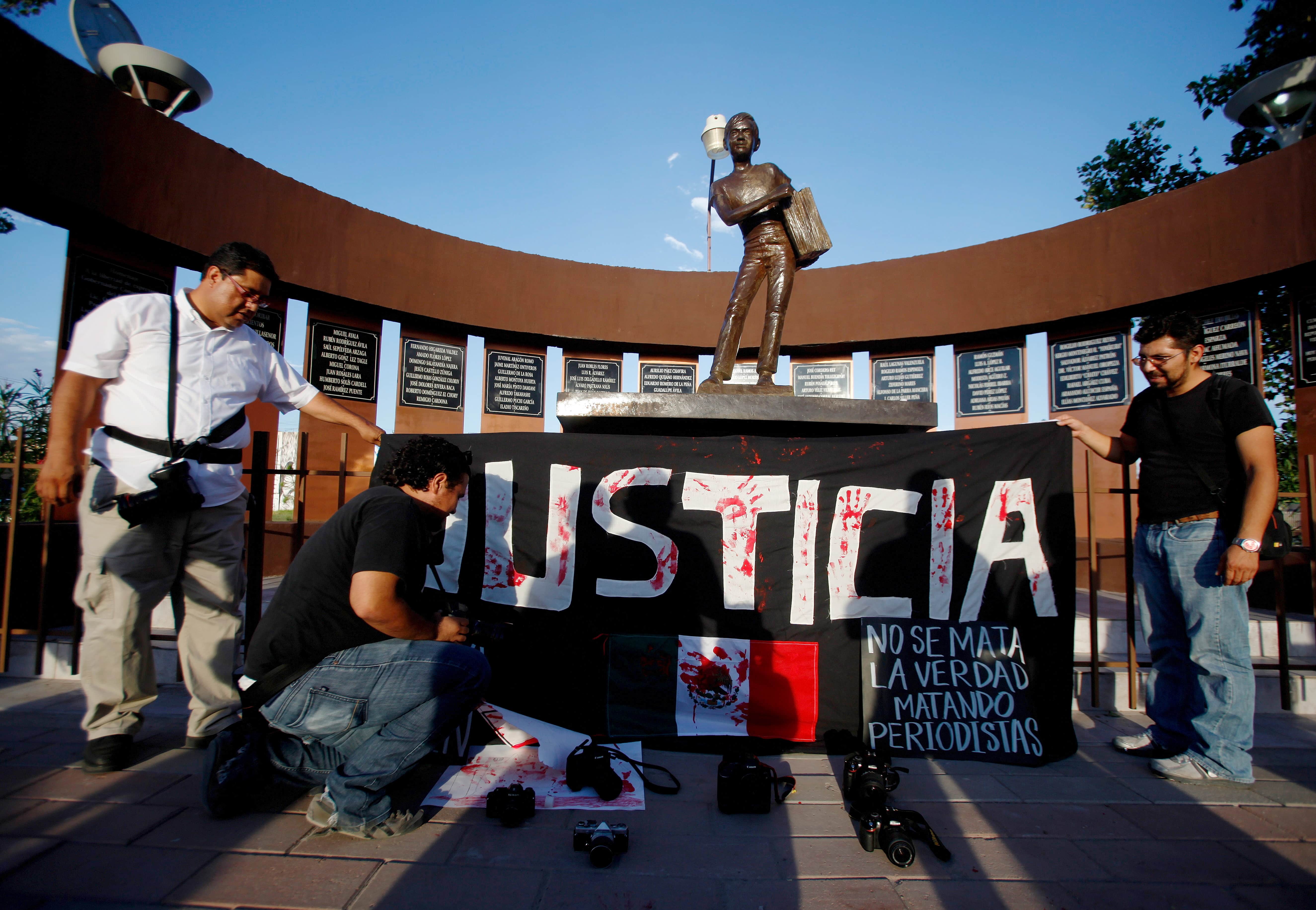 Journalists take part in a protest against the murder of photojournalist Ruben Espinosa on 6 August 2015, REUTERS/Jose Luis Gonzalez