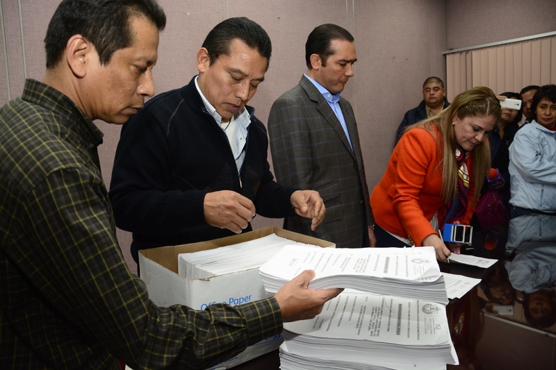 State Prosecutor Luis Ángel Bravo Contreras (3rd from left) makes a request for the Veracruz state congress to investigate Medellin de Bravo mayor, Omar Cruz Reyes, Jan Xahuentitla