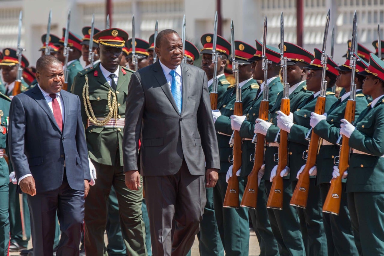 Kenyan President Uhuru Kenyatta (R) and his Mozambican counterpart Filipe Nyusi review an honour guard before a meeting at the Presidential Palace in Maputo, 29 March 2018, MAURO VOMBE/AFP/Getty Images