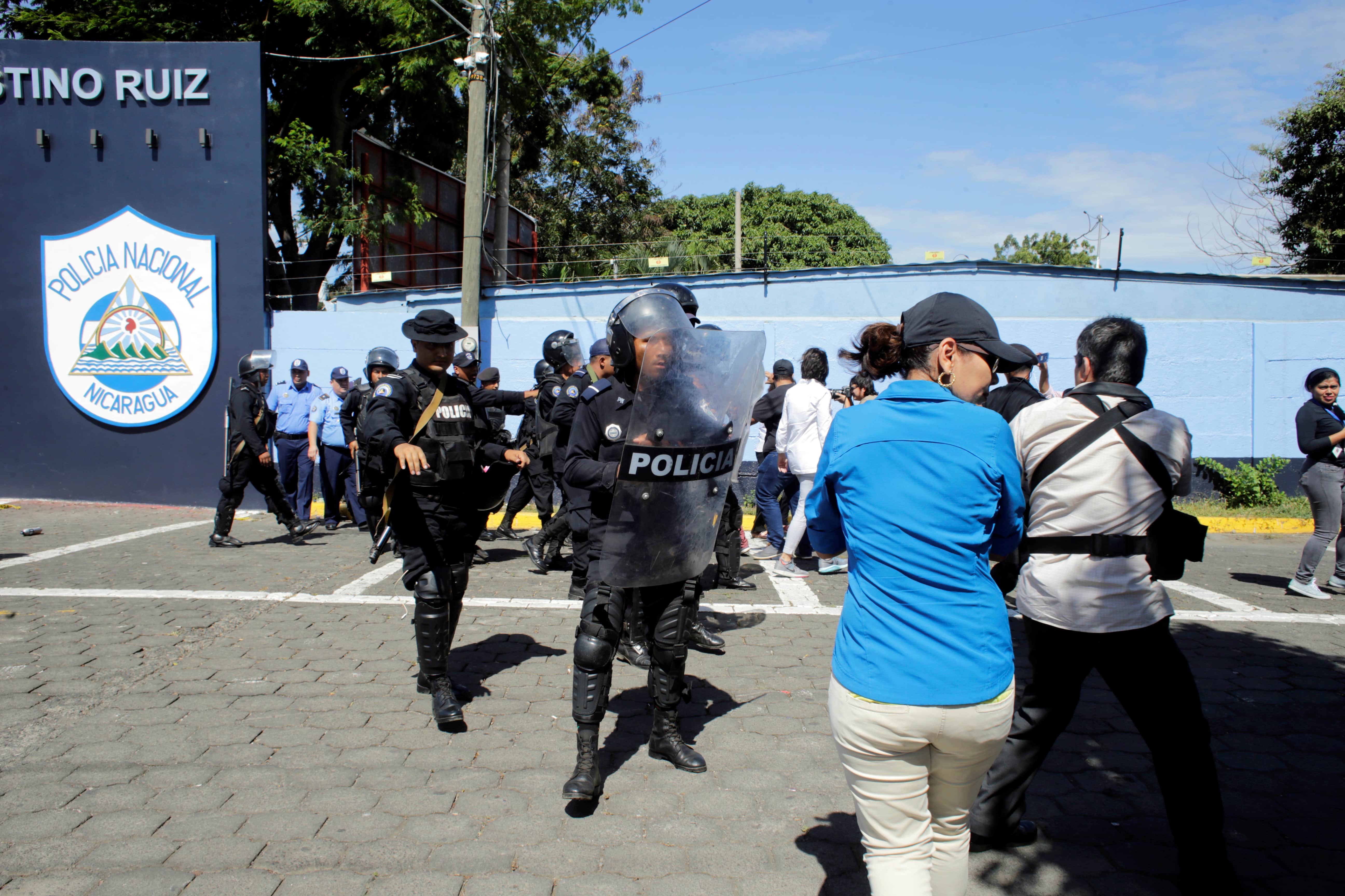 Riot police dislodge journalists from the main entrance of police headquarters in Managua, Nicaragua December 15, 2018, REUTERS/Oswaldo Rivas