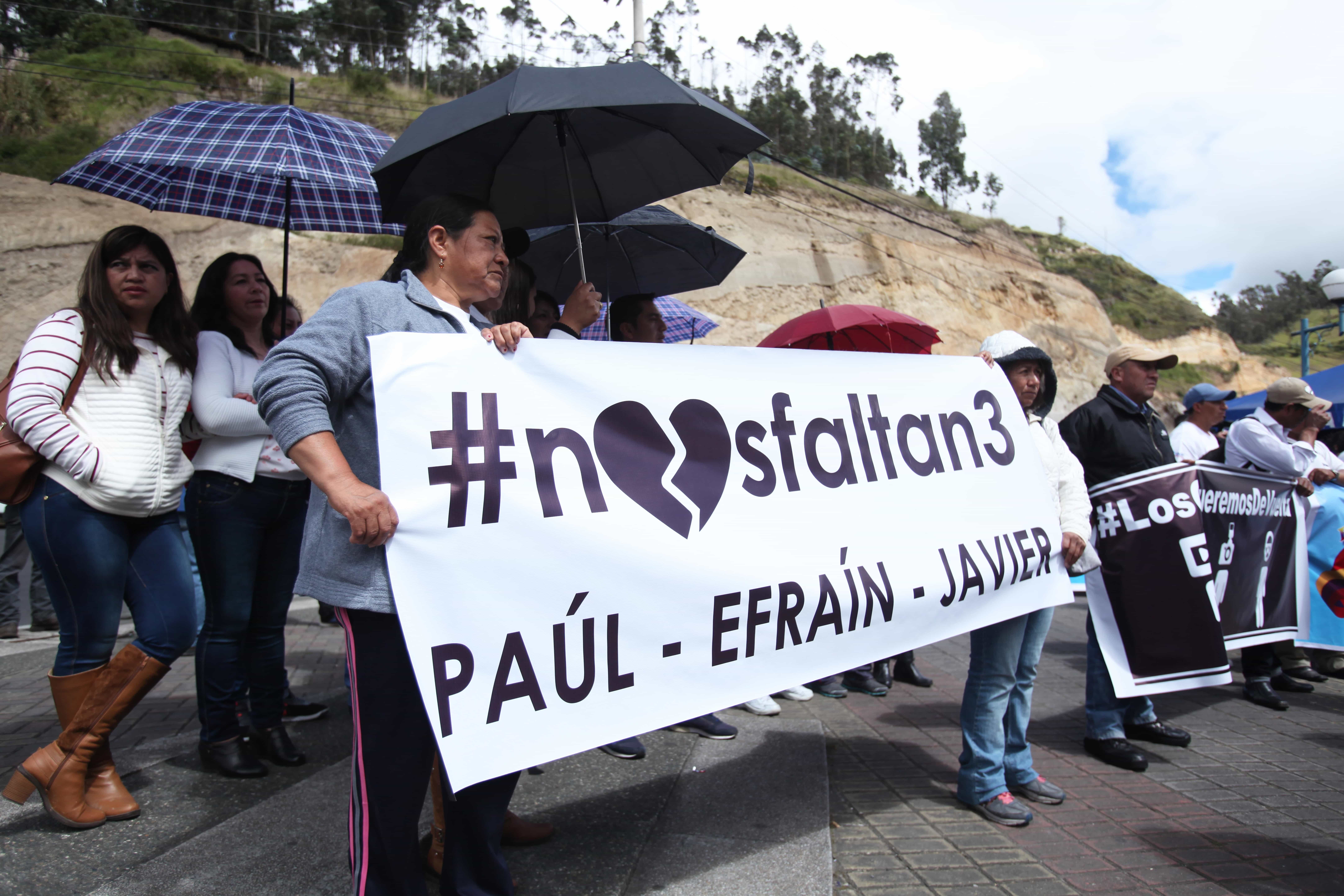 Periodistas, autoridades y ciudadanos de la provincia de Carchi marcharon para la paz en el punto fronterizo de Ecuador y Colombia. La marcha tuvo lugar después del secuestro y asesinato del fotógrafo Paúl Rivas, el periodista Javier Ortega y su conductor, Efraín Segarra., Jose Mafia/NurPhoto via Getty Images