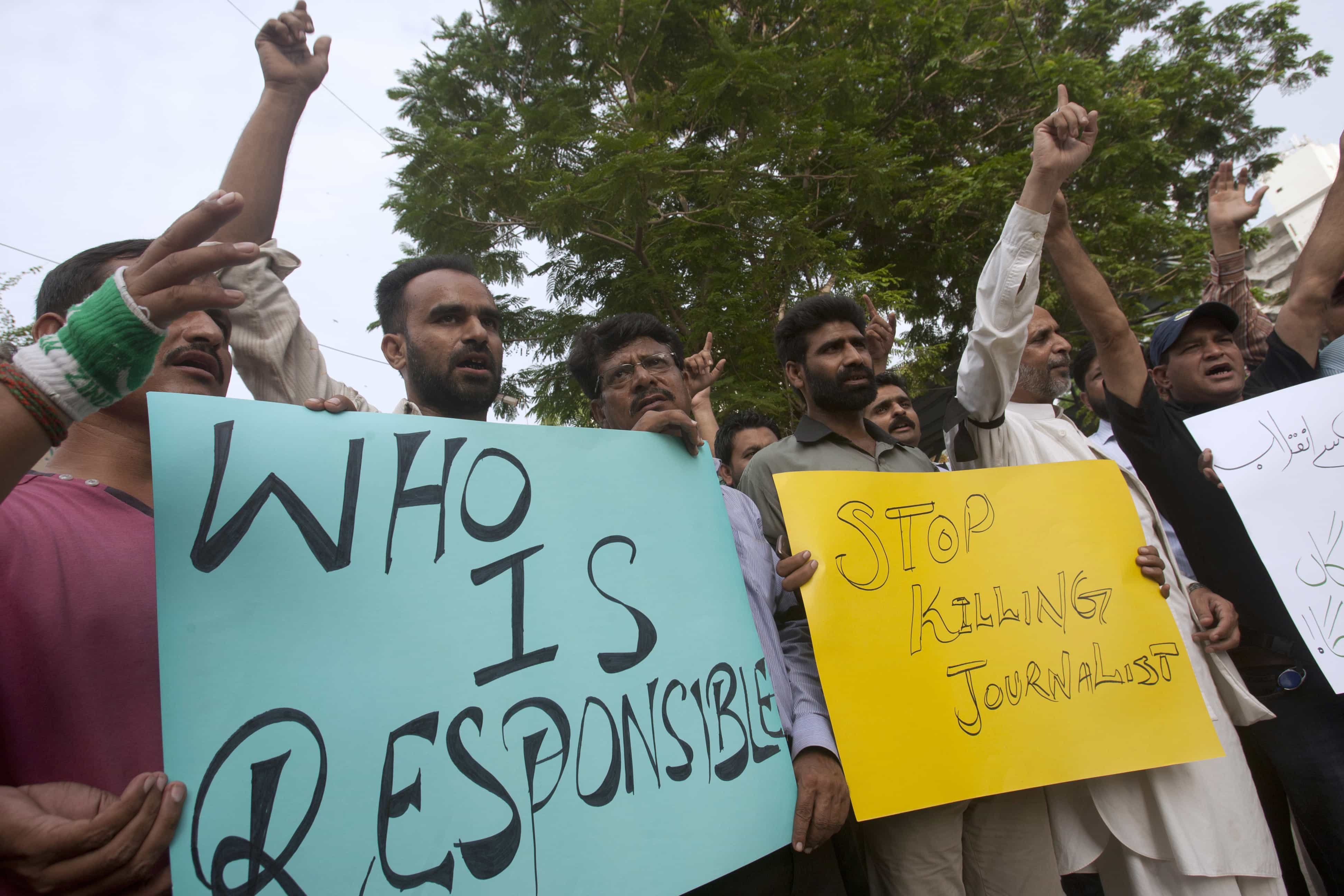 Pakistani journalists in Karachi chant slogans during a demonstration to condemn a suicide bombing in Quetta that killed dozens of people including journalists, 8 August 2016, AP Photo/Shakil Adil