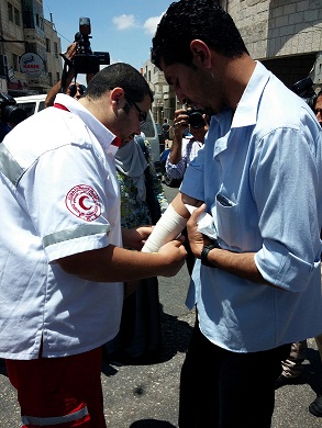 Journalist Firas Tannina receives medical treatment in Ramallah, 11 June 2014, MADA