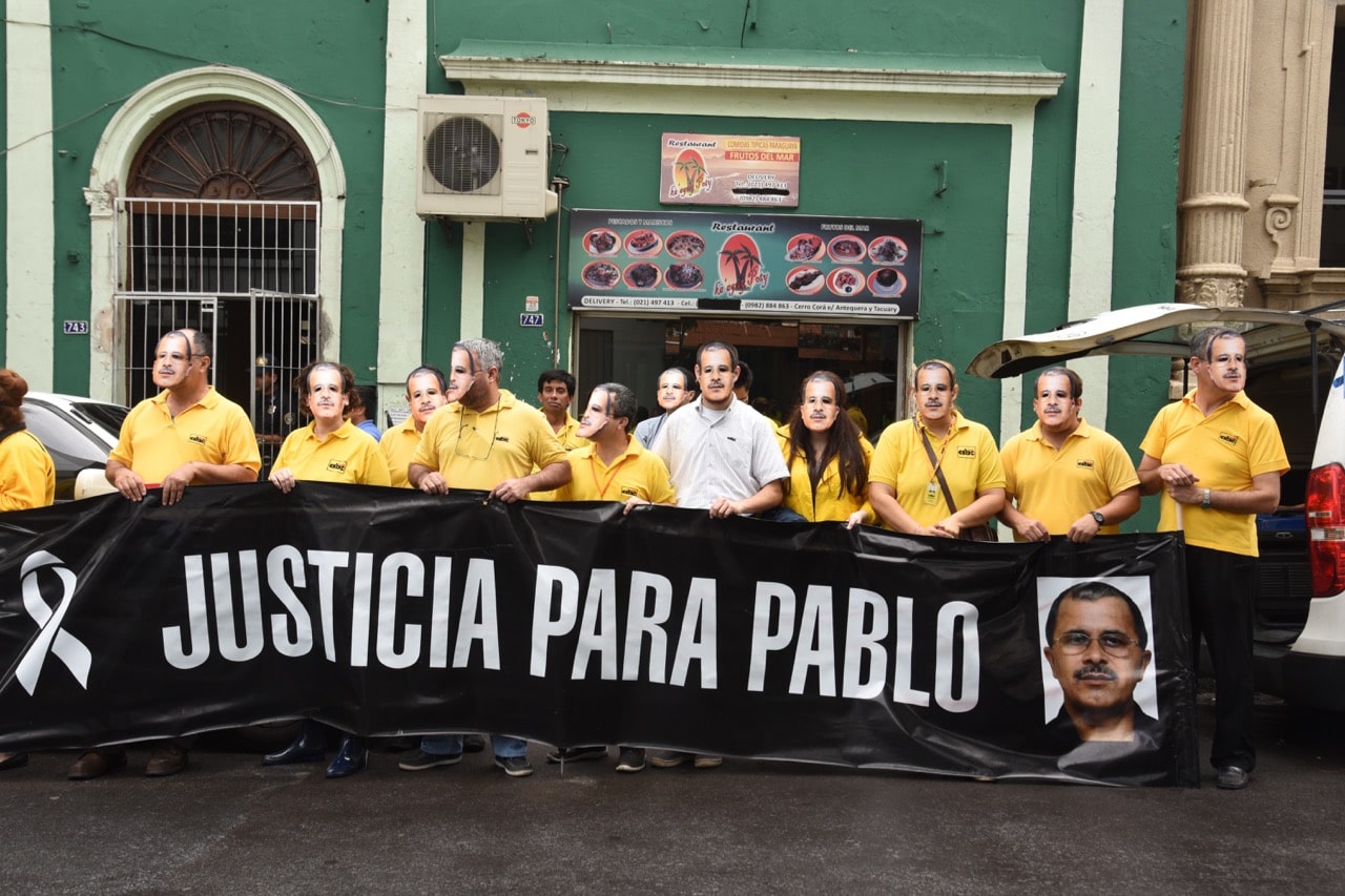 Periodistas denuncian el aldalde anterior de Ypejhu, Vilmar Neneco Acosta, el hombre presuntamente detrás del asesinato del periodista Pablo Medina, en Asunción, Paraguay, el 18 de noviembre de 2015, NORBERTO DUARTE/AFP/Getty Images