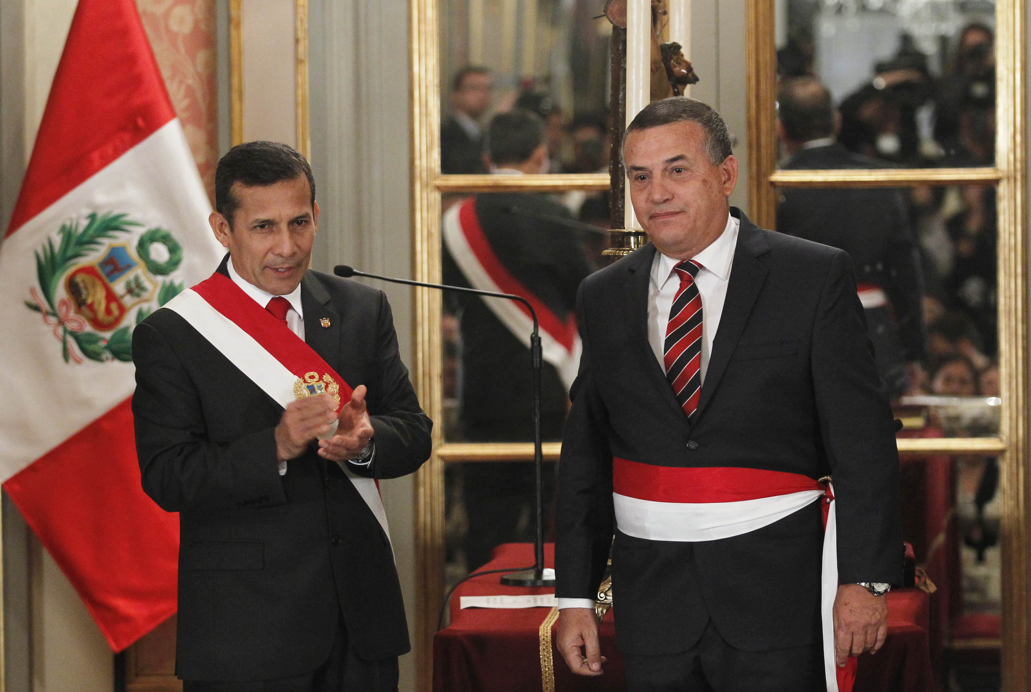 Peru's President Ollanta Humala (L) claps next to the new Interior Minister Daniel Urresti, at the government palace in Lima, 23 June 2014, REUTERS/Enrique Castro-Mendivil