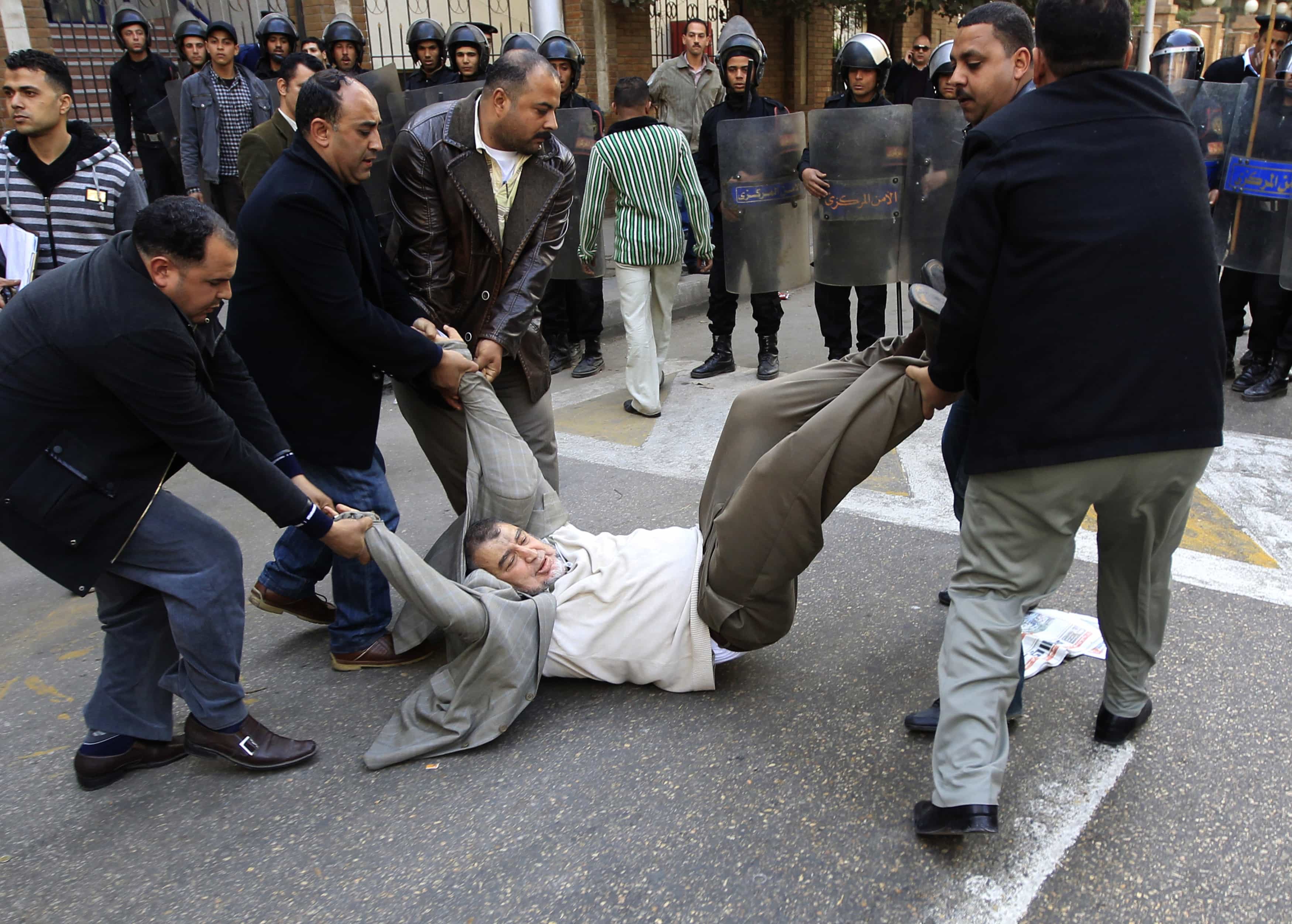 Plainclothes police arrest journalist Mohamed Abdul Quddus during clashes in Cairo, Goran Tomasevic / Reuters