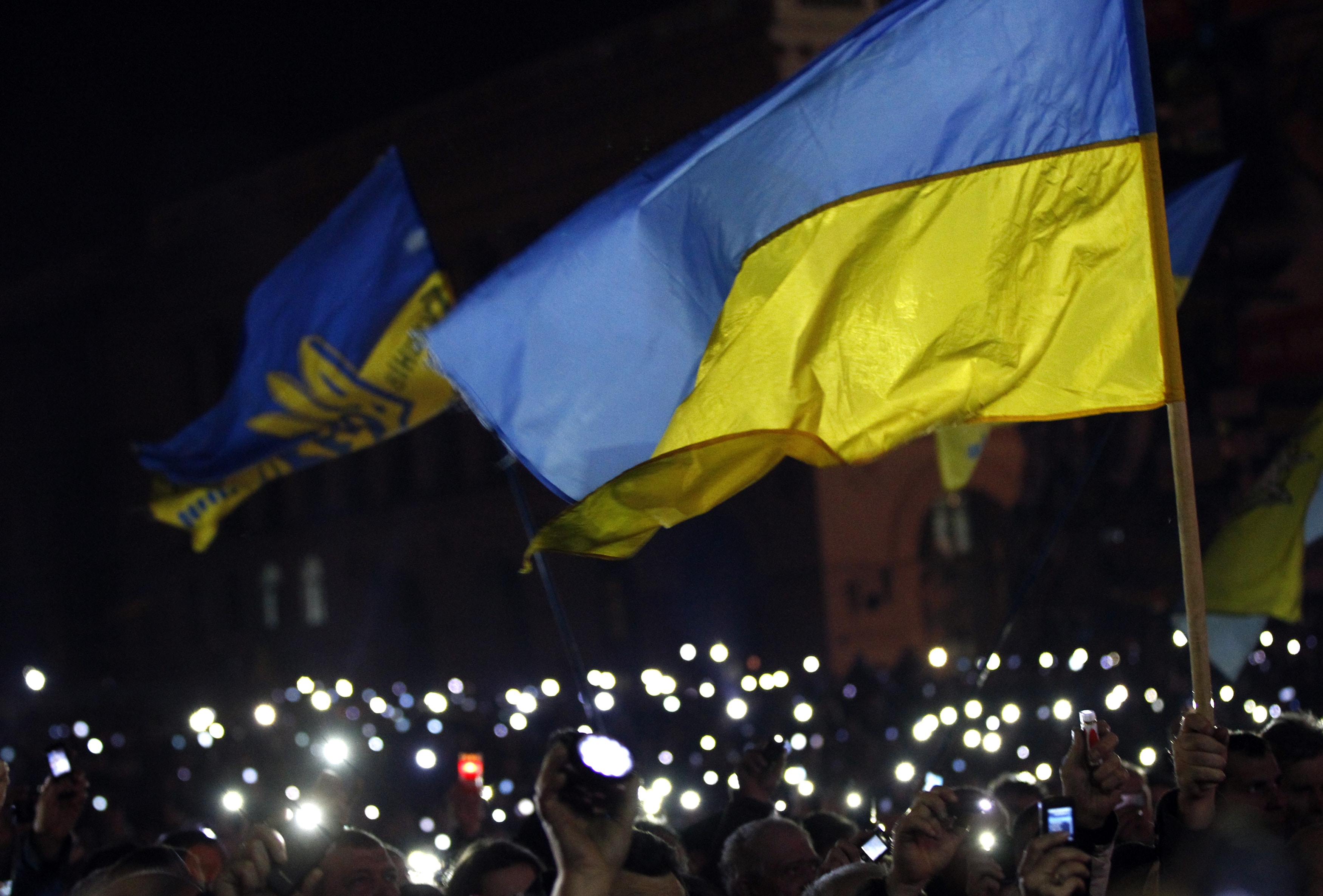 Anti-government protesters light torches and mobile devices during a rally in central Independence Square in Kiev February 21, 2014., REUTERS/David Mdzinarishvili