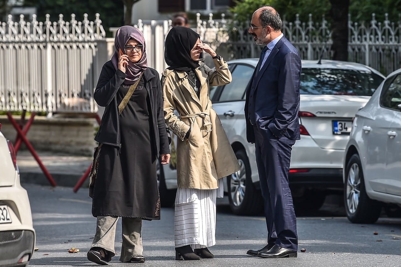 Missing journalist Jamal Khashoggi's Turkish fiancee Hatice (L) and her friends wait in front of the Saudi Arabian consulate in Istanbul, 3 October 2018, OZAN KOSE/AFP/Getty Images