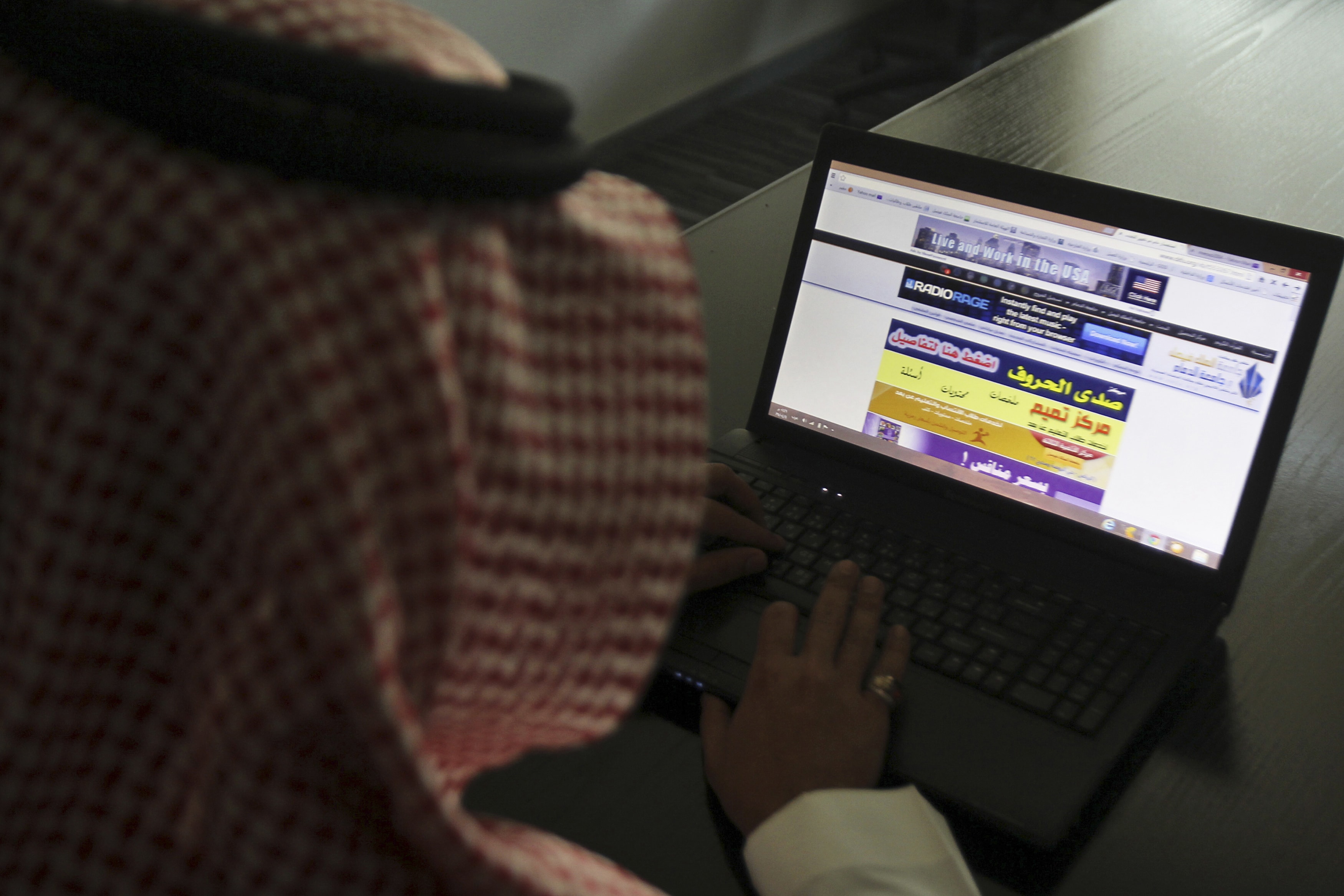 A Saudi man explores a website on his laptop in Riyadh 11 February 2014, REUTERS/Faisal Al Nasser