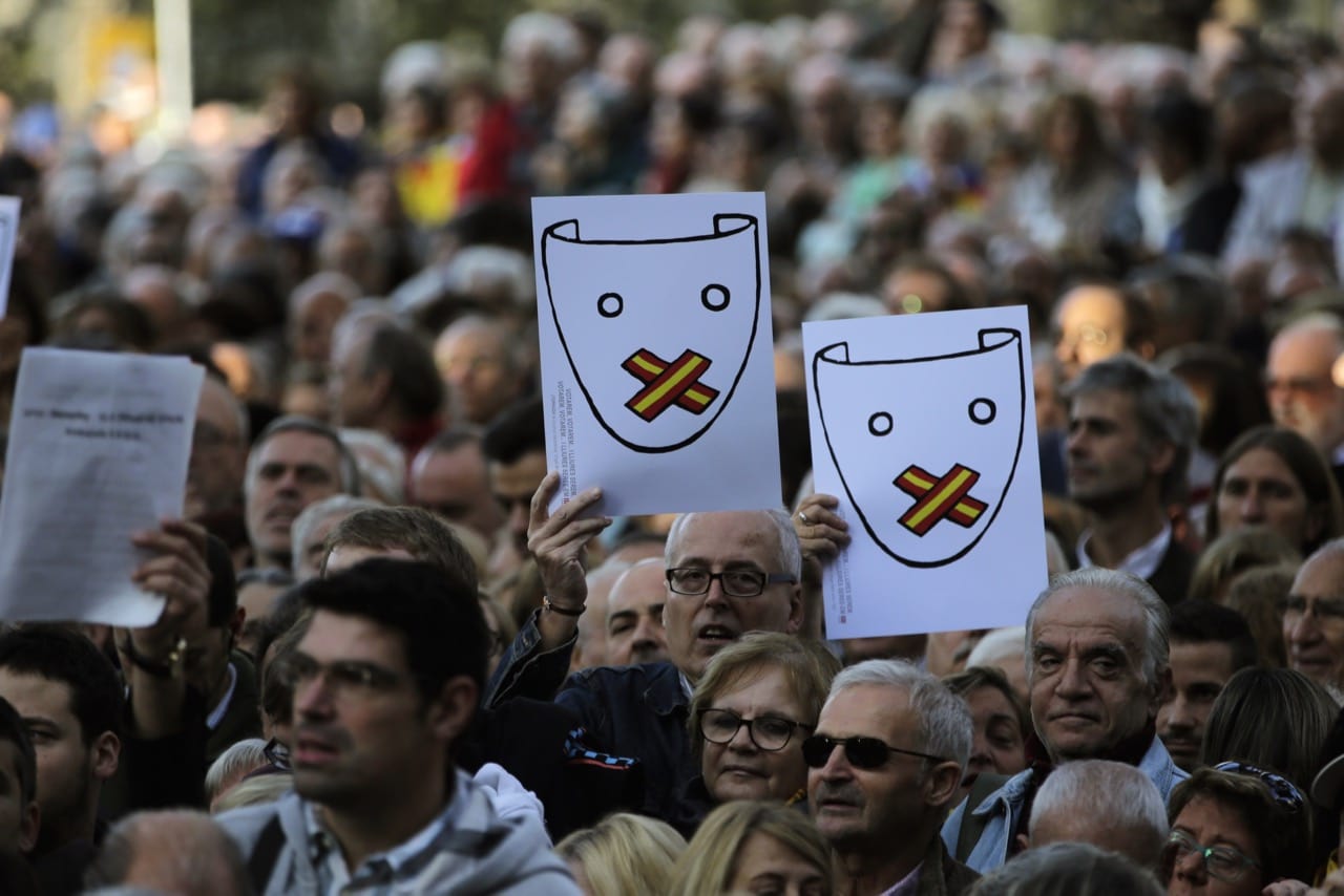 People gather outside Catalonia's high court as regional acting President Artur Mas arrives for questioning over his suspected role in holding a poll in Barcelona, Spain, 15 October 2015, AP Photo/Emilio Morenatti