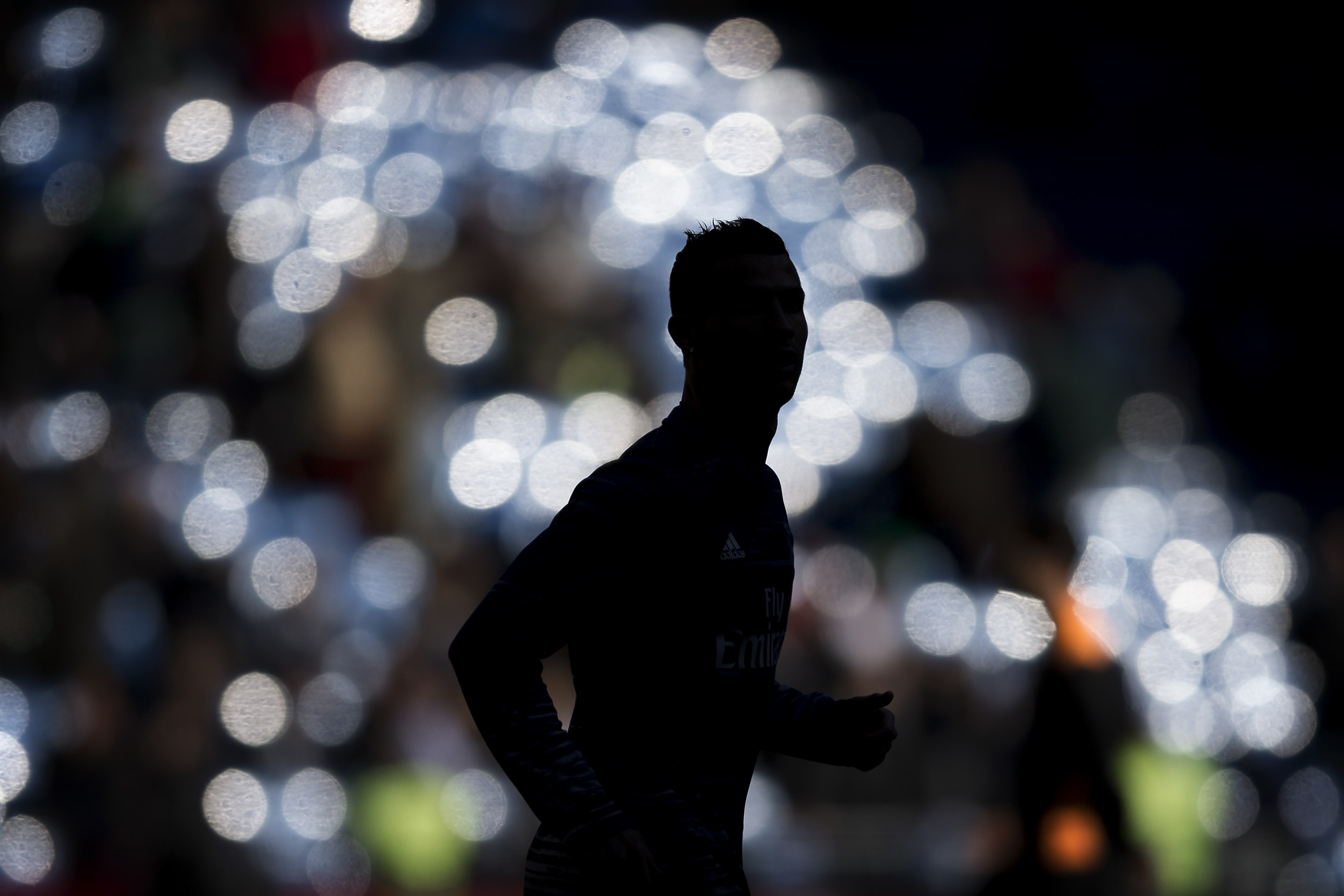 Real Madrid's Cristiano Ronaldo warms up before a soccer match in Madrid, 6 November 2016, AP Photo/Daniel Ochoa de Olza