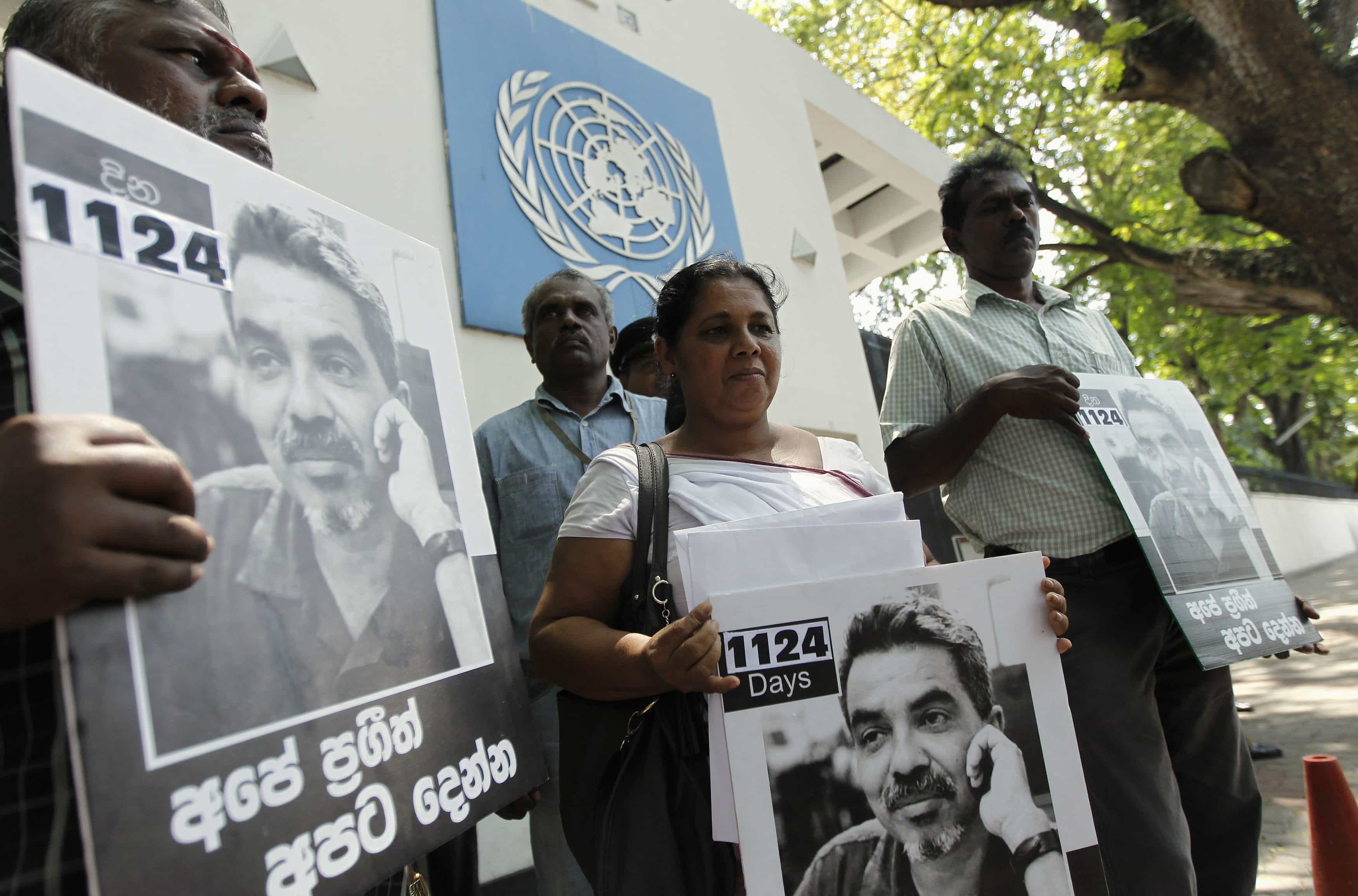 Sandhya Eknaligoda (C), wife of Prageeth Eknaligoda, handing over a petition to the UN Colombo head office, 21 February 2013, REUTERS/Dinuka Liyanawatte