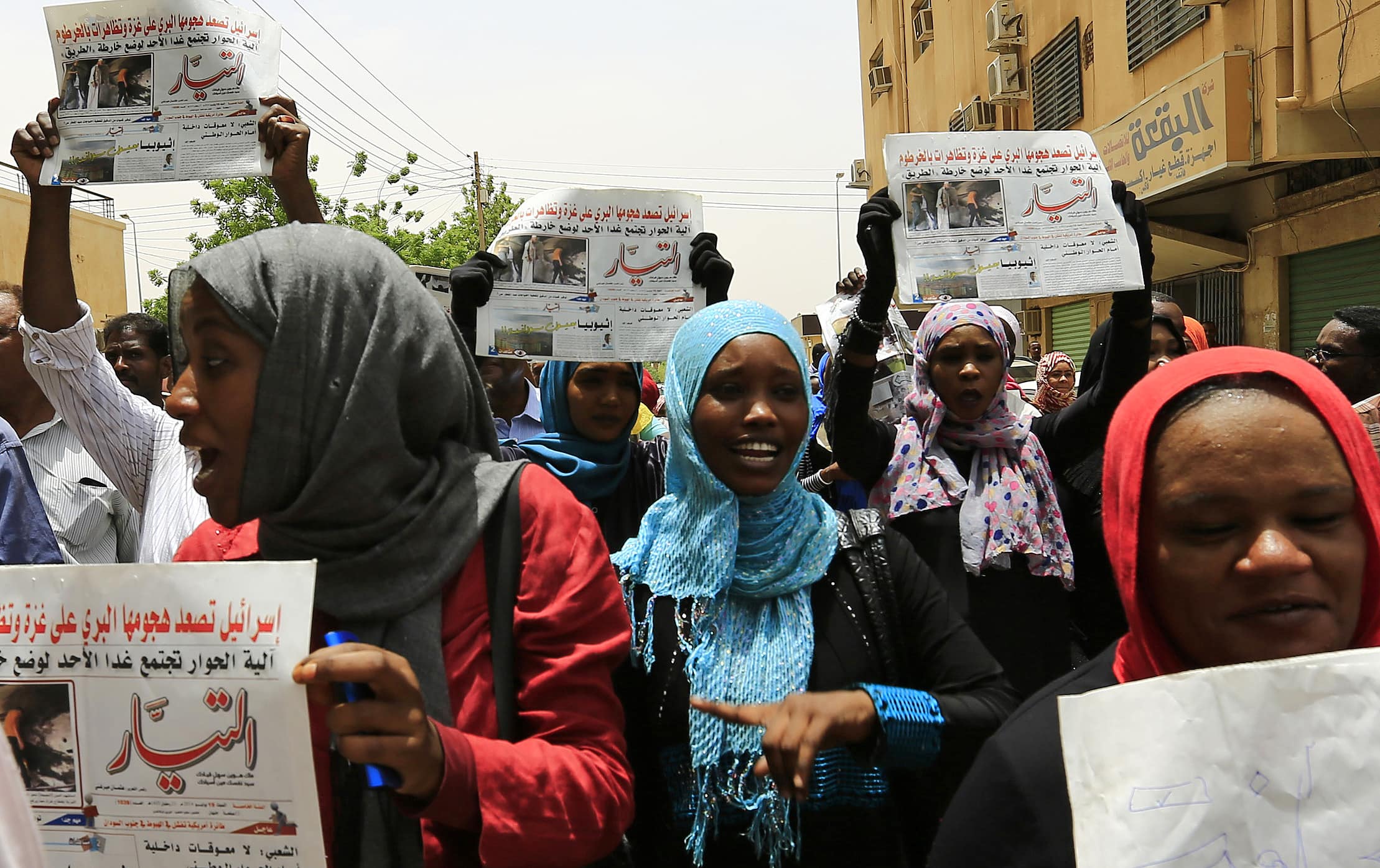 Journalists carry copies of the Al-Tayar daily Sudanese newspaper as they protest against an attack on its Editor-in-chief Osman Mirghani, in Khartoum July 20, 2014. , REUTERS/Mohamed Nureldin Abdallah
