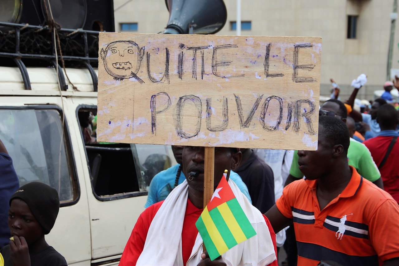 A man holds up a sign which reads, "leave power", during an opposiition protest calling for the immediate resignation of President Faure Gnassingbe in Lome, Togo, 7 September 2017, REUTERS/Noel Kokou Tadegnon