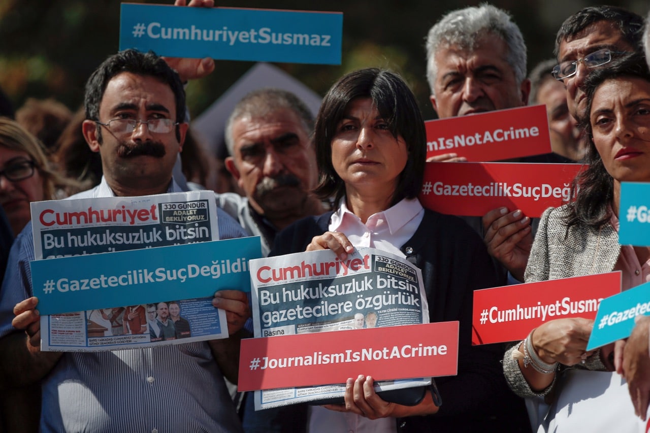 Journalists hold copies of the "Cumhuriyet" paper hours before columnist Kadri Gursel was released from Silivri prison outside Istanbul, Turkeu, 25 September 2017, AP Photo/Emrah Gurel