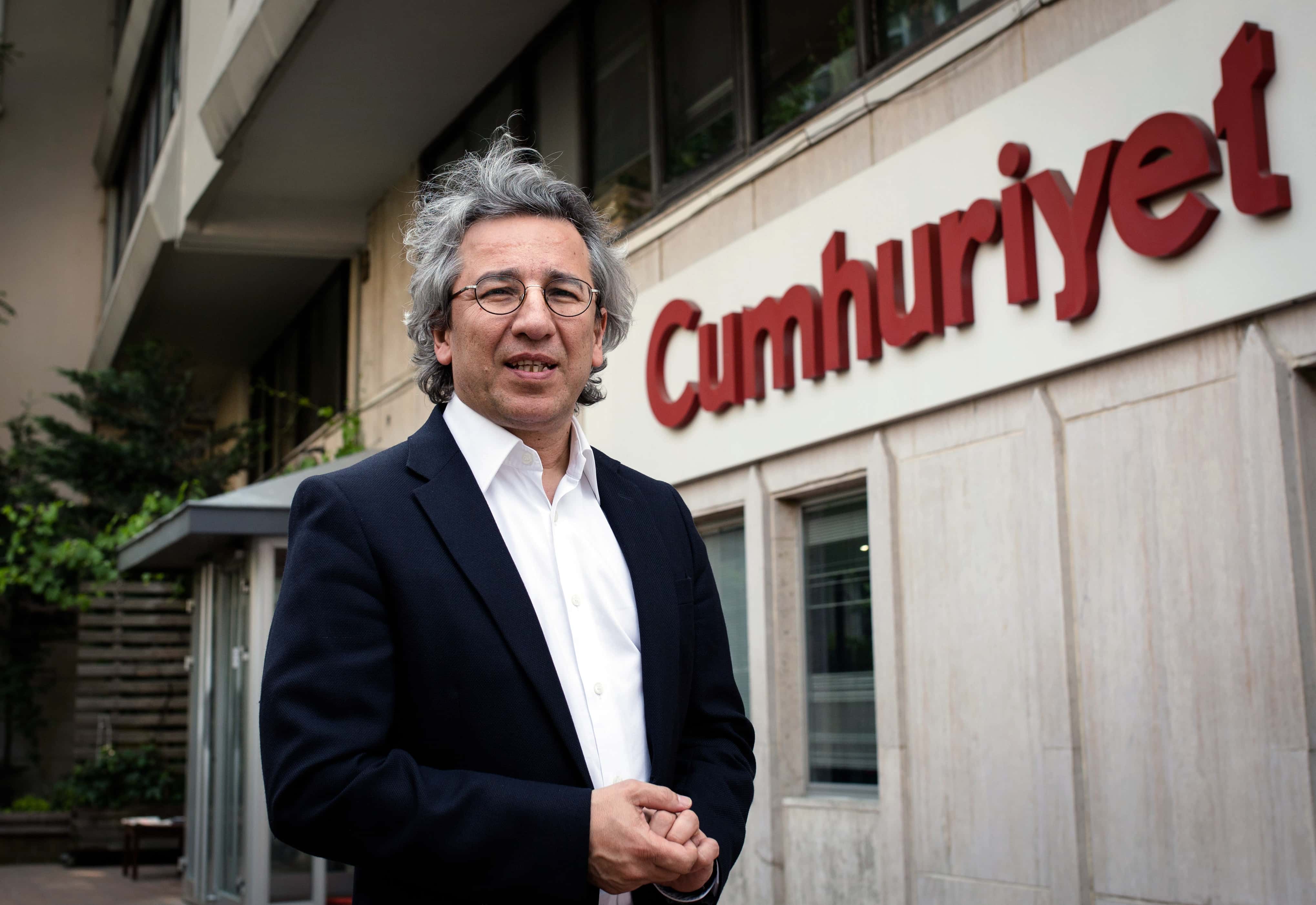 Can Dundar, the editor-in-chief of opposition newspaper Cumhuriyet, speaks to the media outside the headquarters of his paper in Istanbul, 26 November 2015, AP Photo/Vedat Arik, Cumhuriyet