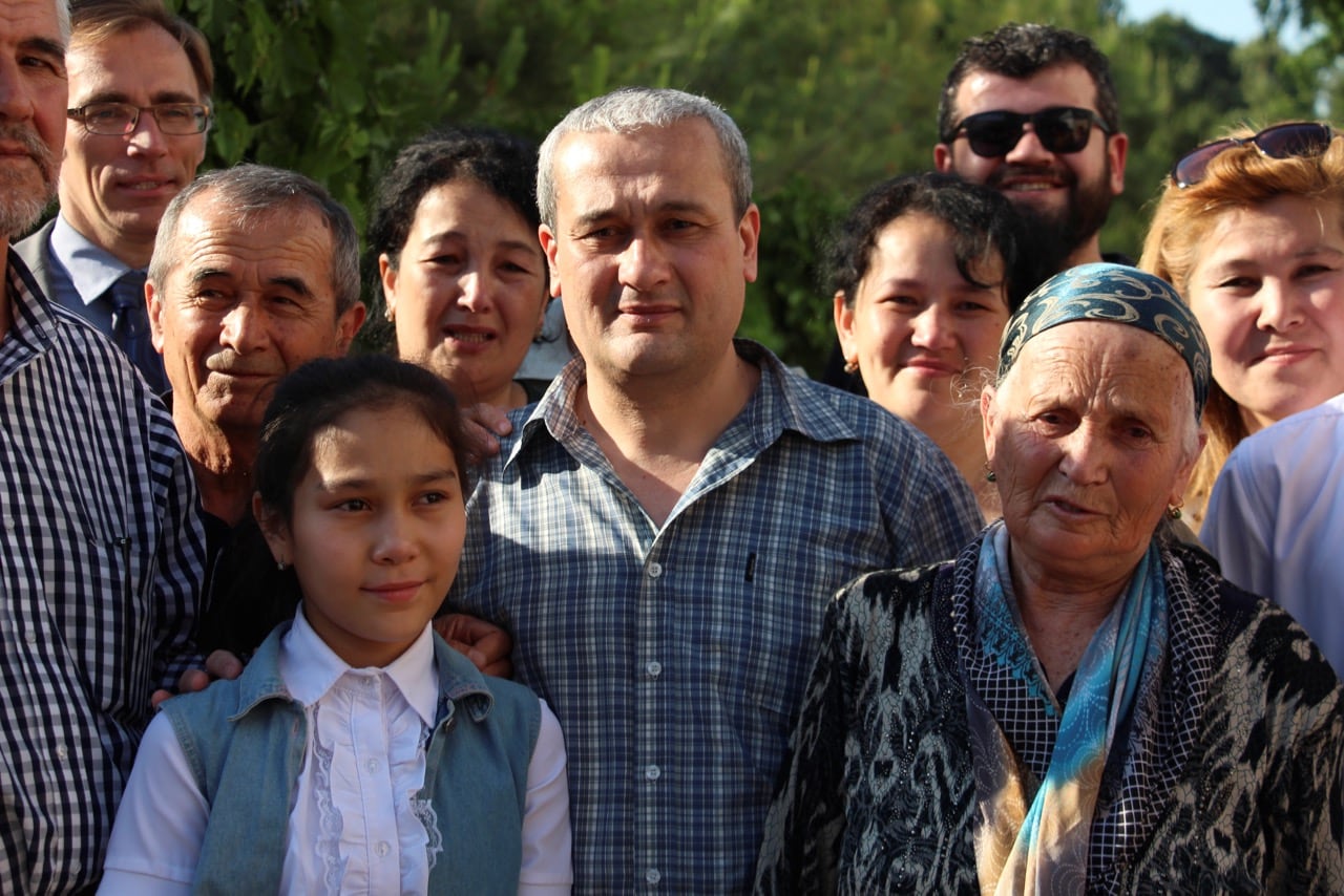 Uzbek journalist Bobomurod Abdullayev (C), who was allowed to leave police custody, poses for a picture with relatives and supporters in Tashkent, Uzbekistan, 7 May 2018, REUTERS/Mukhammadsharif Mamatkulov