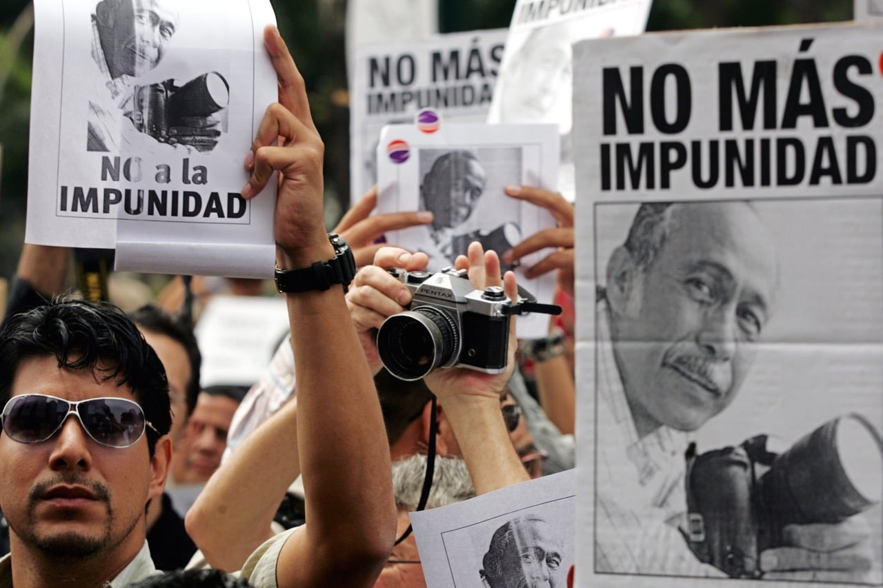 احتجاج ضد الإفلات من العقاب واغتيال المصور خورخي أغيري أمام مكتب المدعي العام الوطني في كاراكاس، فنزويلا، 6 نيسان  2006, REUTERS/Jorge Silva