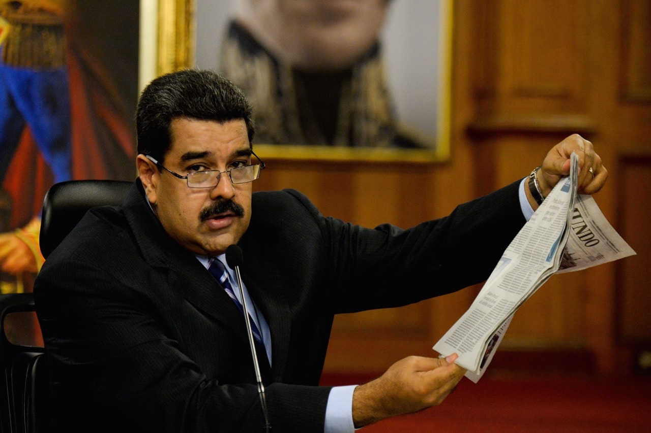 Venezuelan President Nicolas Maduro reads a newspaper article during a press conference at the Miraflores presidential palace in Caracas, 17 May 2016, FEDERICO PARRA/AFP/Getty Images