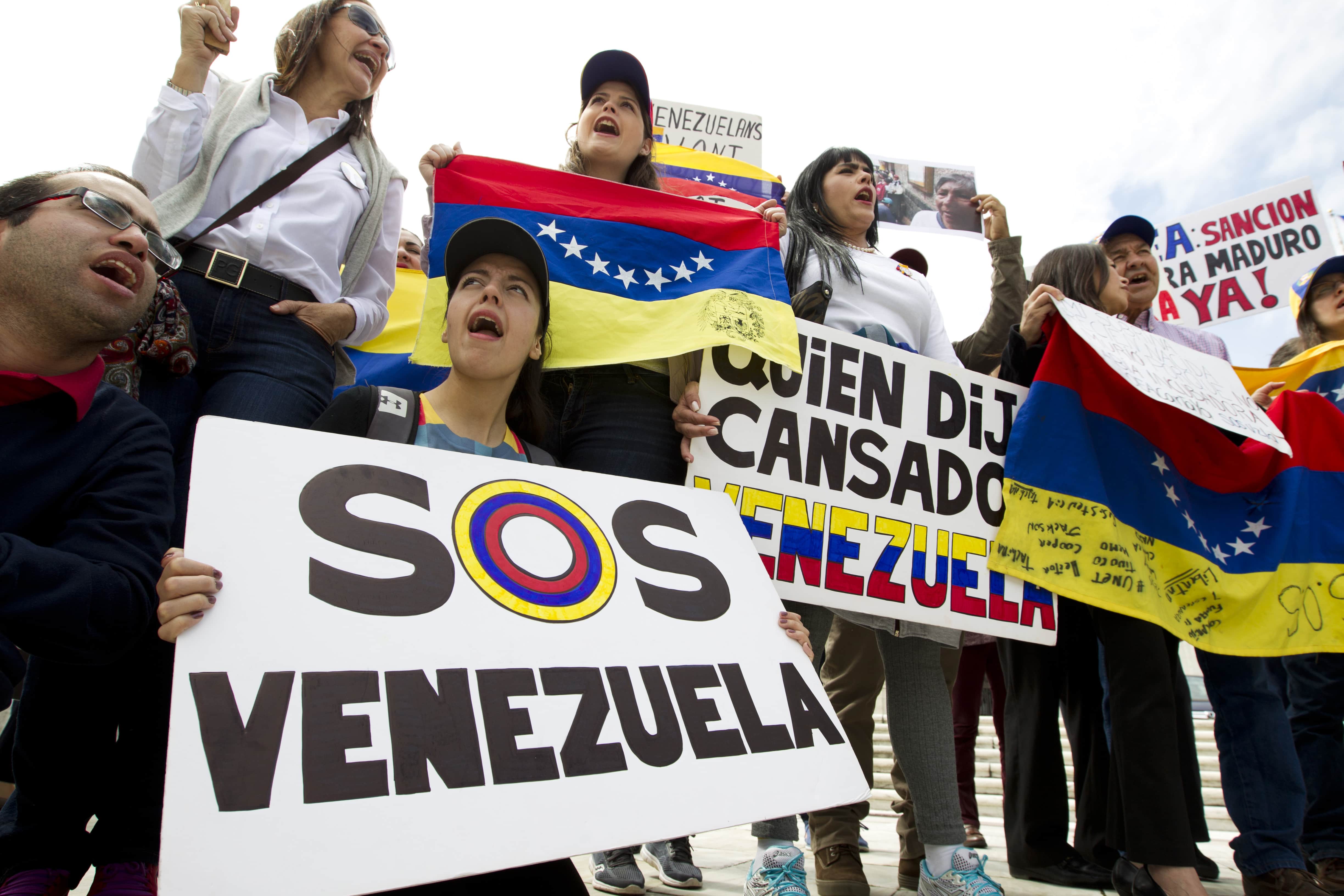 Demonstrators who oppose the Venezuelan government chant outside the Organization of American States (OAS) during a special meeting of the Permanent Council, in Washington, 3 April 2017, AP Foto/José Luis Magana