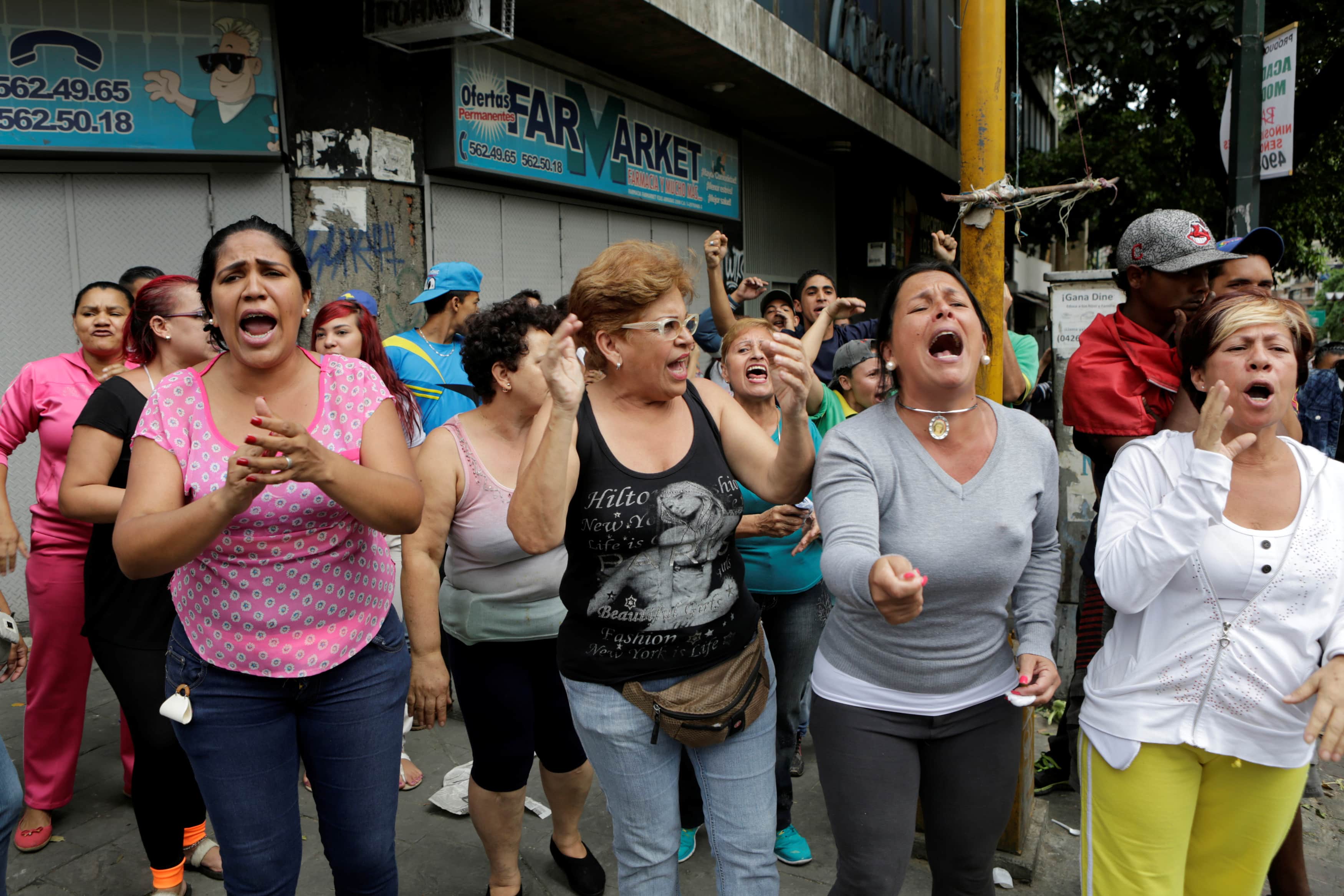 People shout at Venezuelan National Guards during riots for food in Caracas, Venezuela, June 2, 2016, REUTERS/Marco Bello