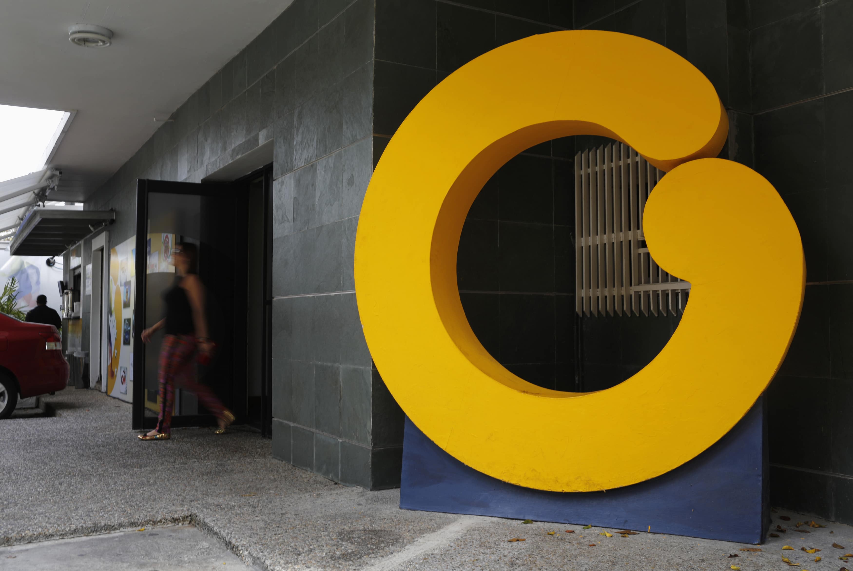 An employee walks through the headquarters of Globovision, a Venezuelan opposition TV channel, REUTERS/Tomas Bravo