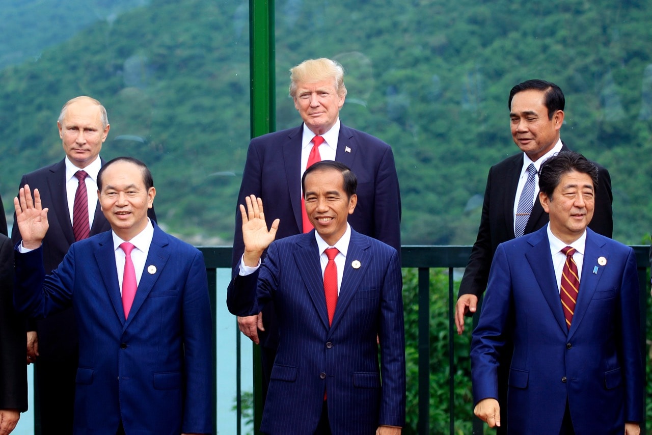 Leaders, back row from left, Russian President Vladimir Putin, U.S. President Donald Trump, Thai Prime Minister Prayuth Chan-ocha, front row from left, Vietnamese President Tran Dai Quang, Indonesian President Joko Widodo, and Japanese Prime Minister Shinzo Abe pose during the APEC Summit in Danang, Vietnam, 11 November 2017, AP Photo/Hau Dinh