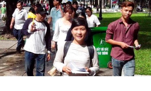 Blogger Nguyen Hoang Vi distributing copies of the Universal Declaration of Human Rights at a picnic protest in Saigon before being evicted by municipal officers  , Dan Lam Bao