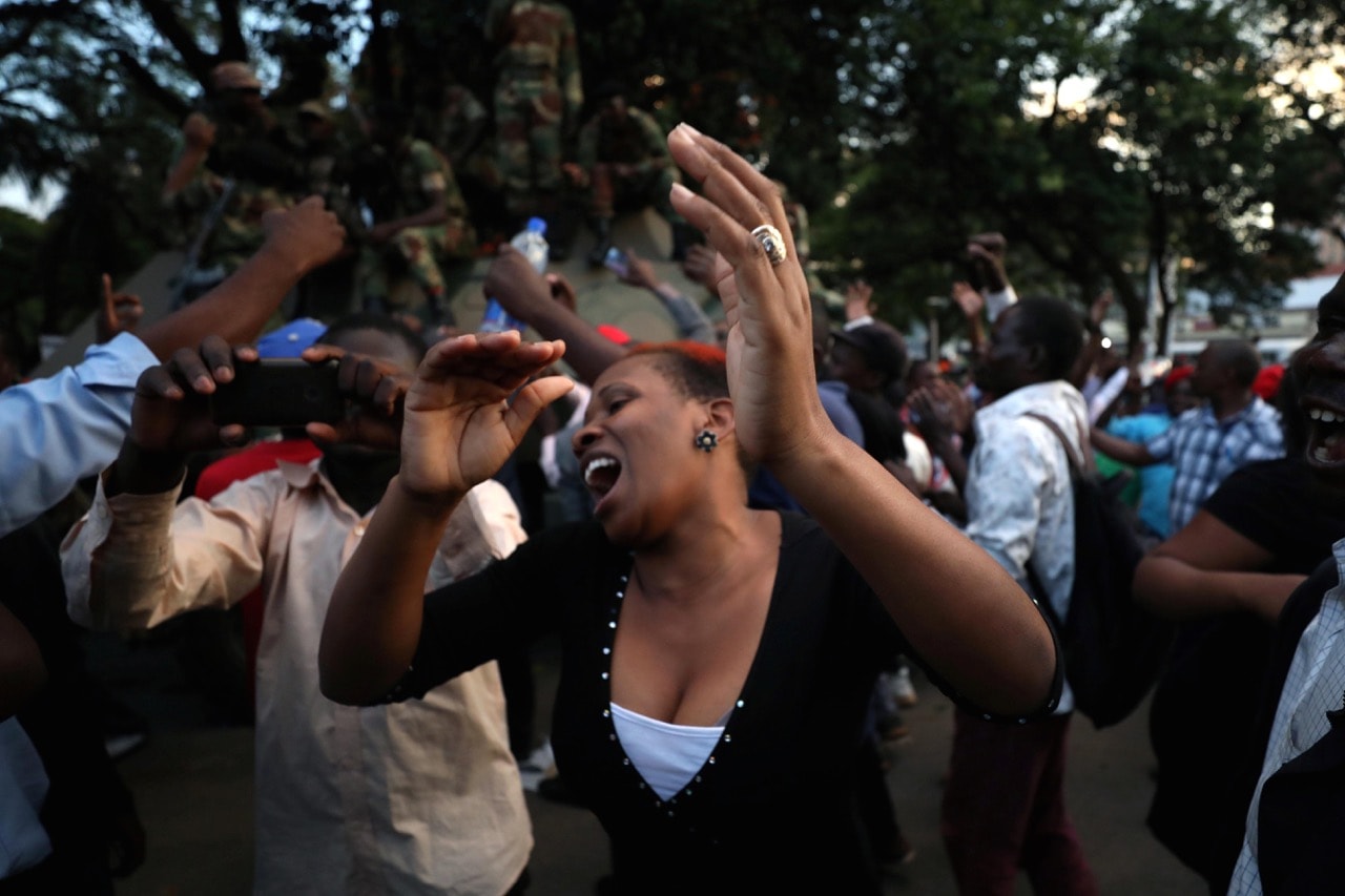 Zimbabweans celebrate after President Robert Mugabe resigns in Harare, Zimbabwe, 21 November 2017, REUTERS/Mike Hutchings