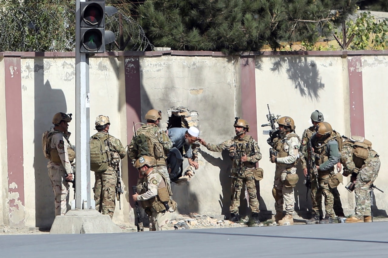 Afghan security personnel rescue a man from the Shamshad TV compound after an attack in Kabul, Afghanistan, 7 November 2017, AP Photo/Rahmat Gul