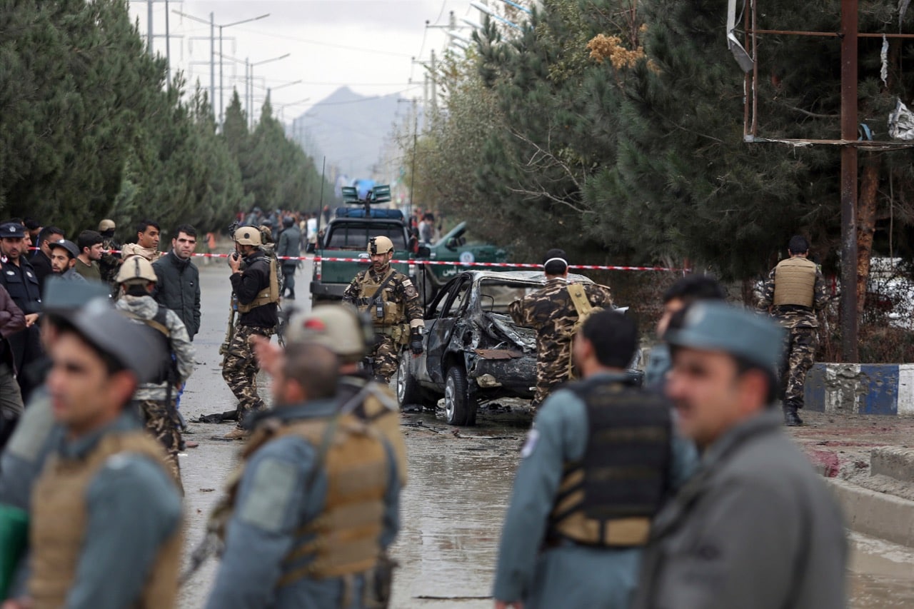 Security personnel arrive at the site of a deadly suicide bombing, in Kabul, Afghanistan, 16 November 2017, AP Photo/Rahmat Gul